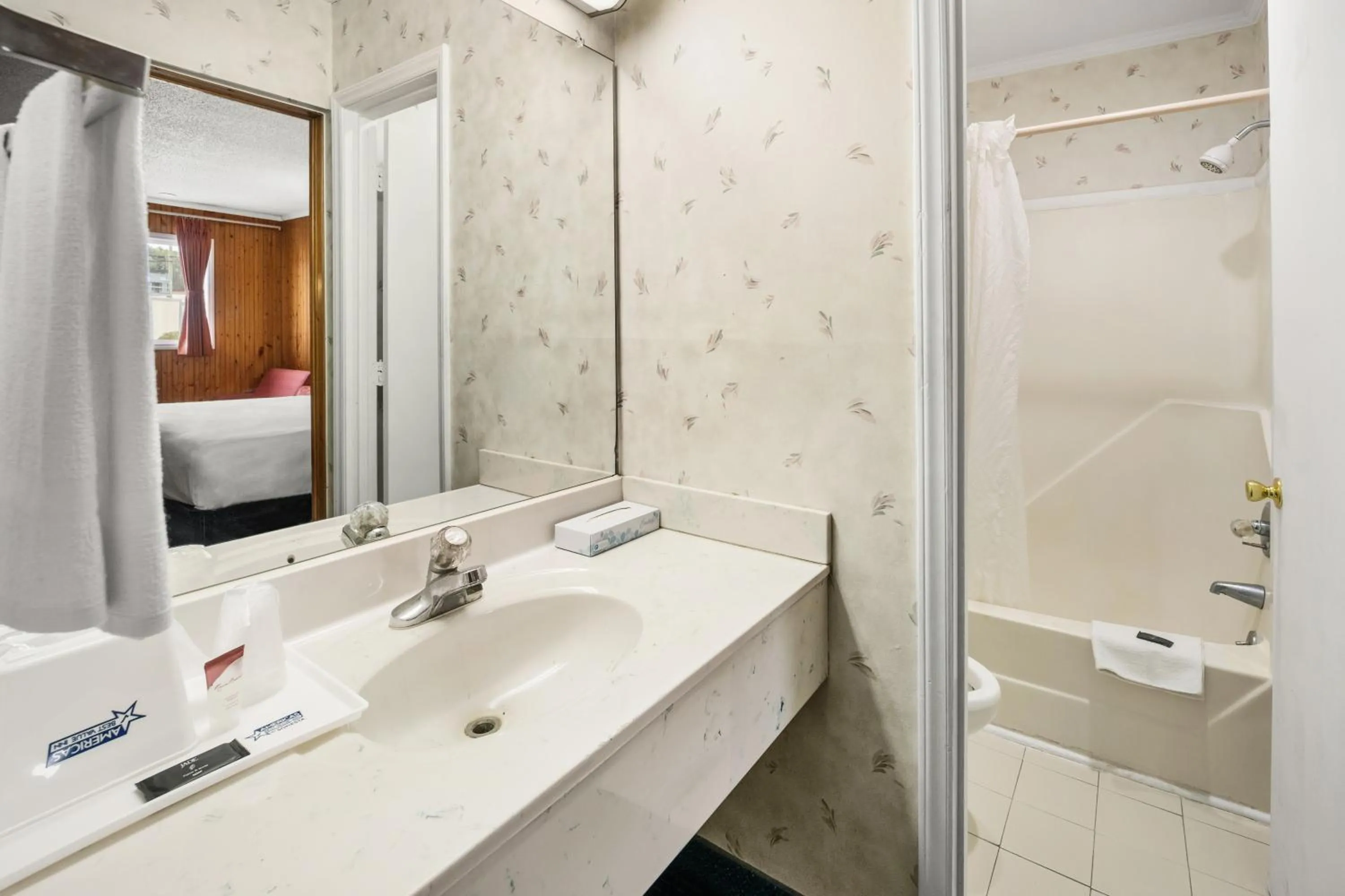 Bed in Americas Best Value Inn - Roxboro