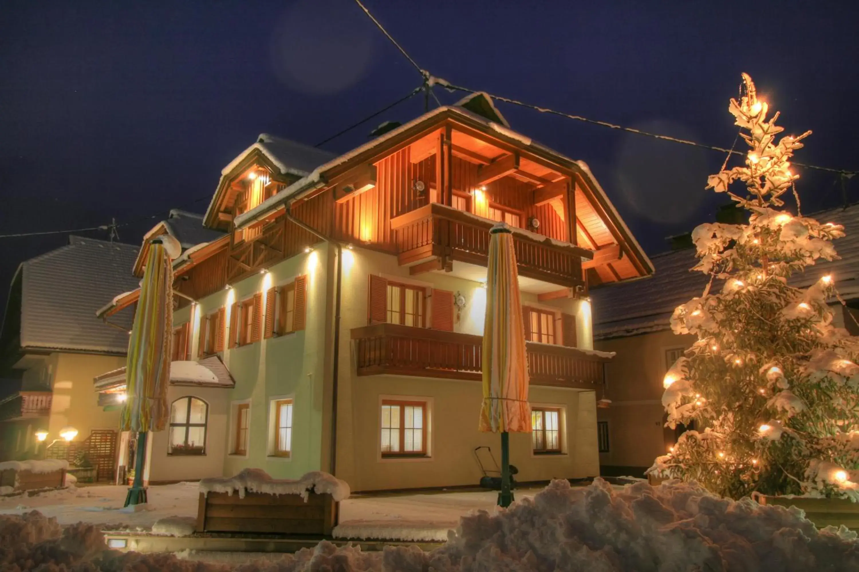 Facade/entrance, Winter in Pension Oberjörg