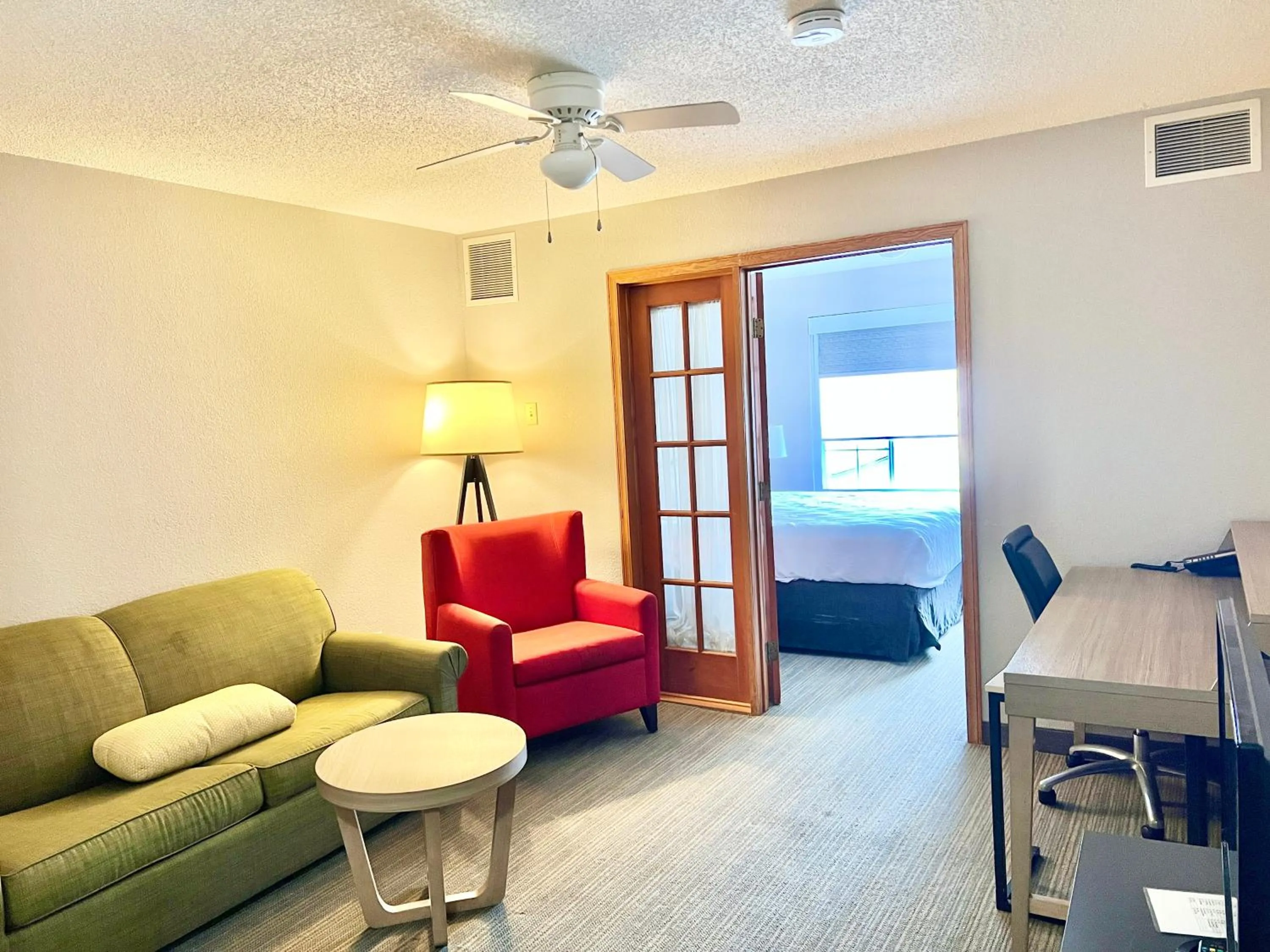 Living room in Country Inn & Suites by Radisson, Minneapolis-Shakopee