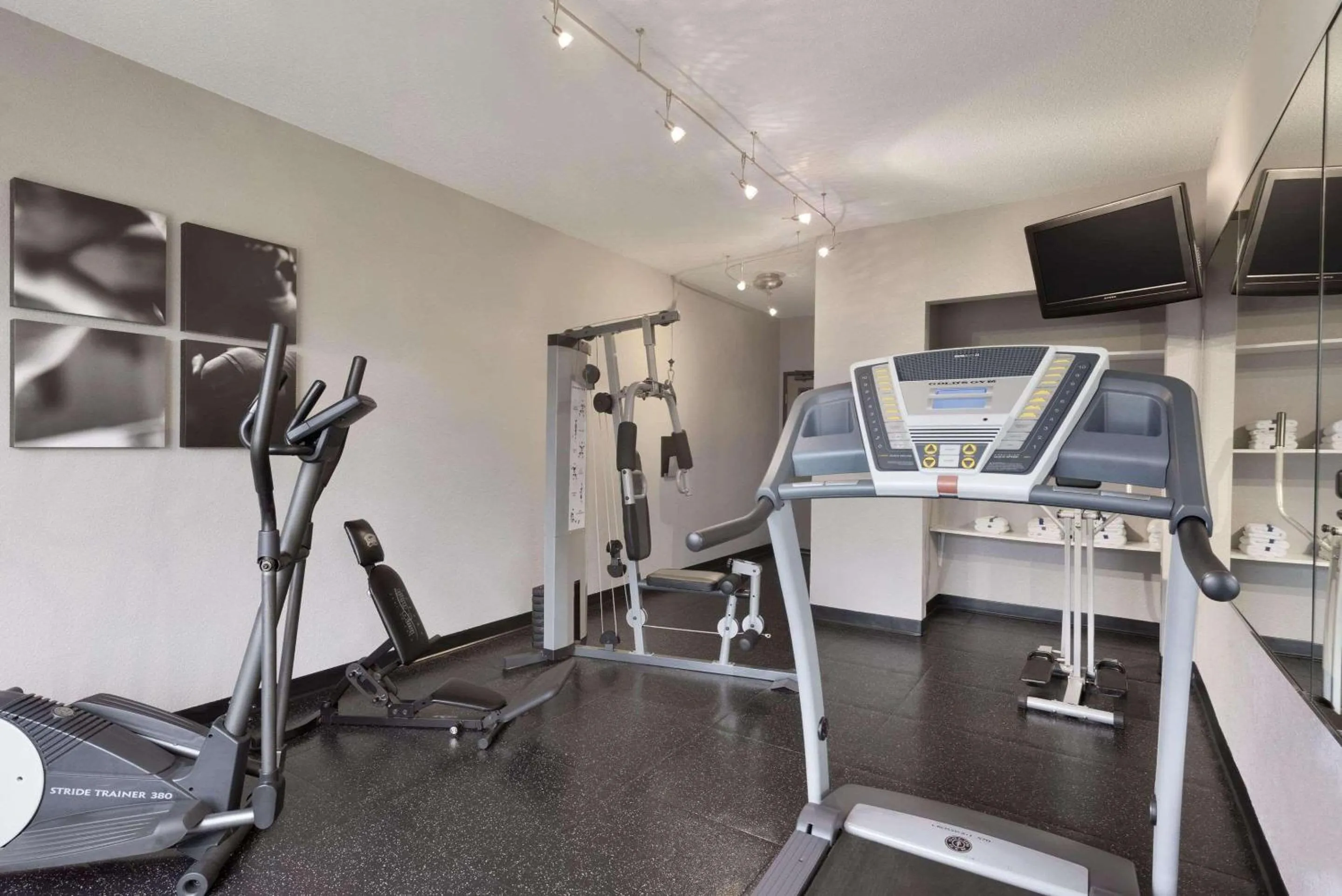 Fitness centre/facilities in Country Inn & Suites by Radisson, Minneapolis-Shakopee
