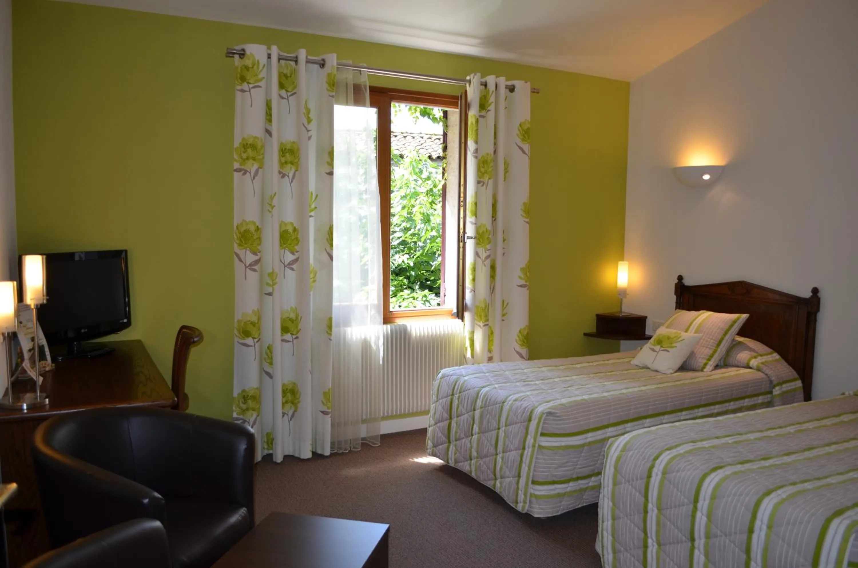 Twin Room with Shower - single occupancy in Hotel de Bourgogne