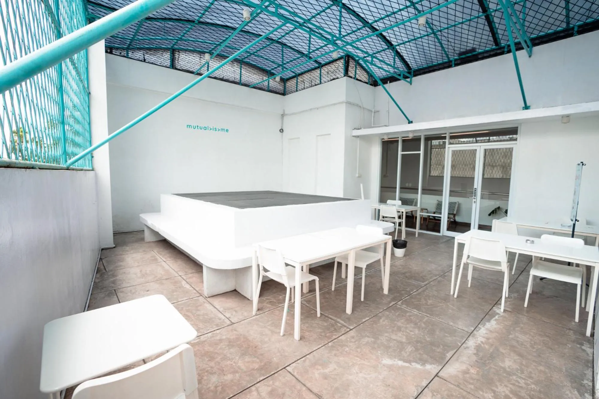 Communal lounge/ TV room in Bobopod Paskal, Bandung