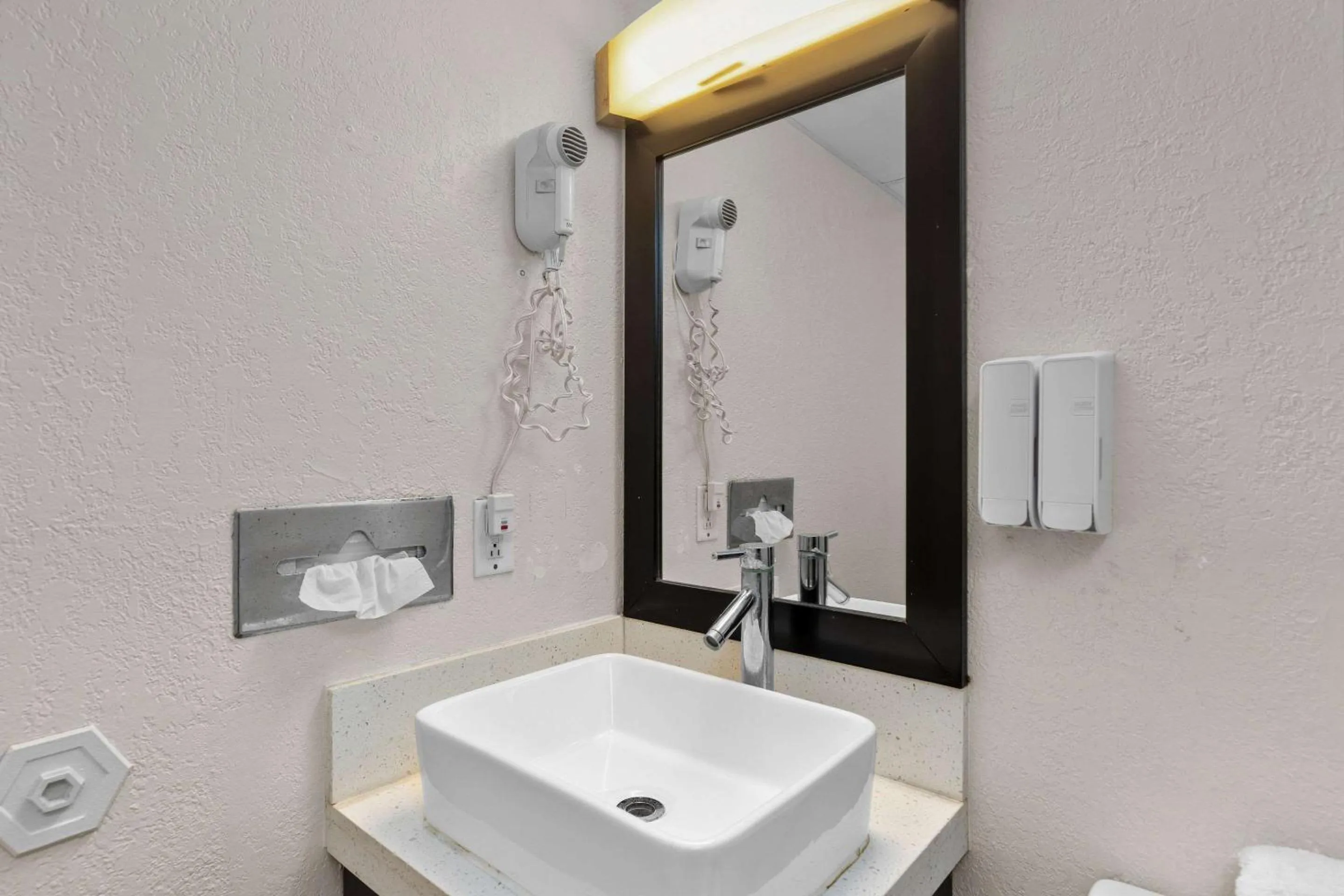 Bedroom in WindWater Hotel and Marina