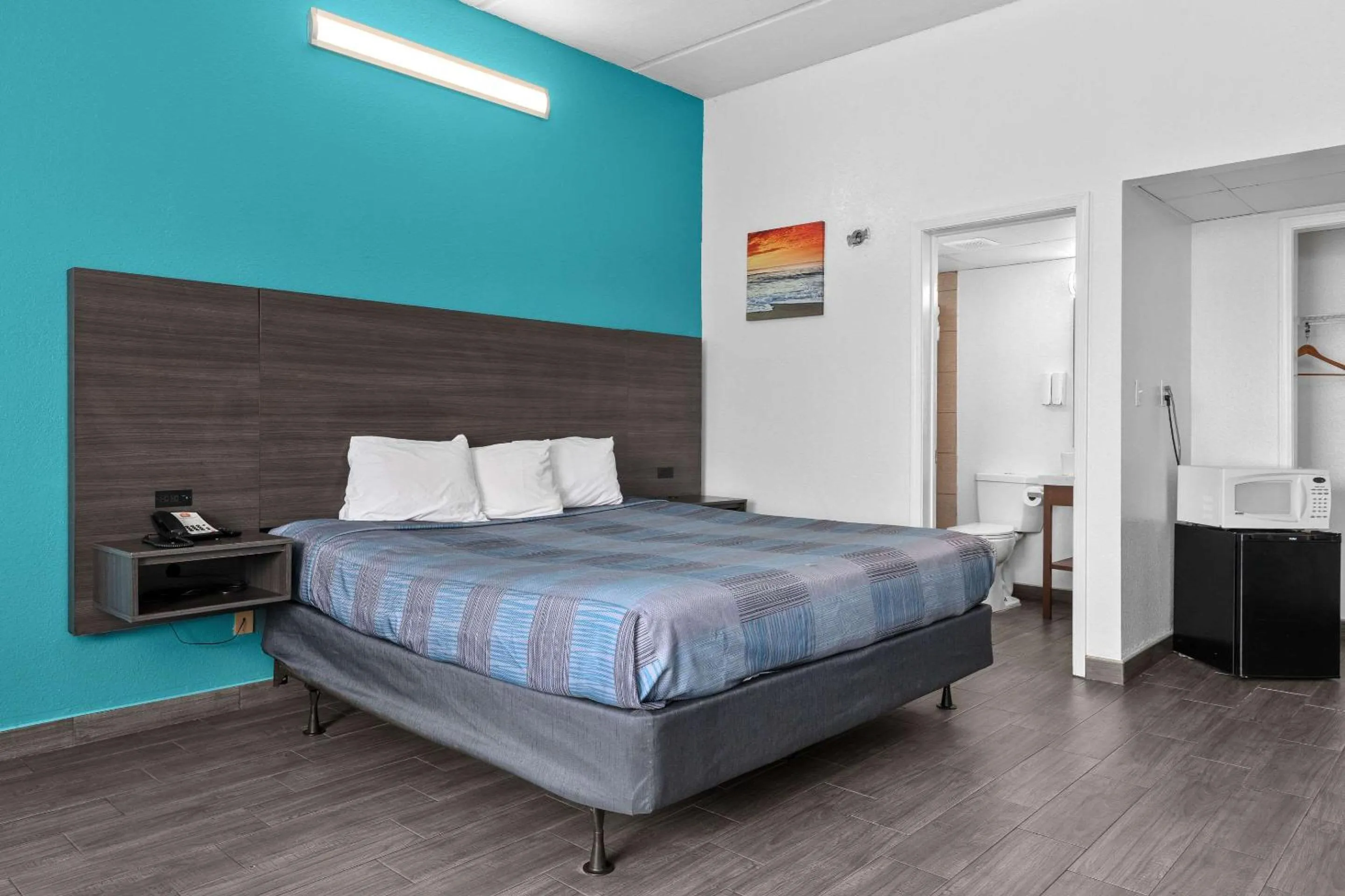 Bedroom, Bed in WindWater Hotel and Marina