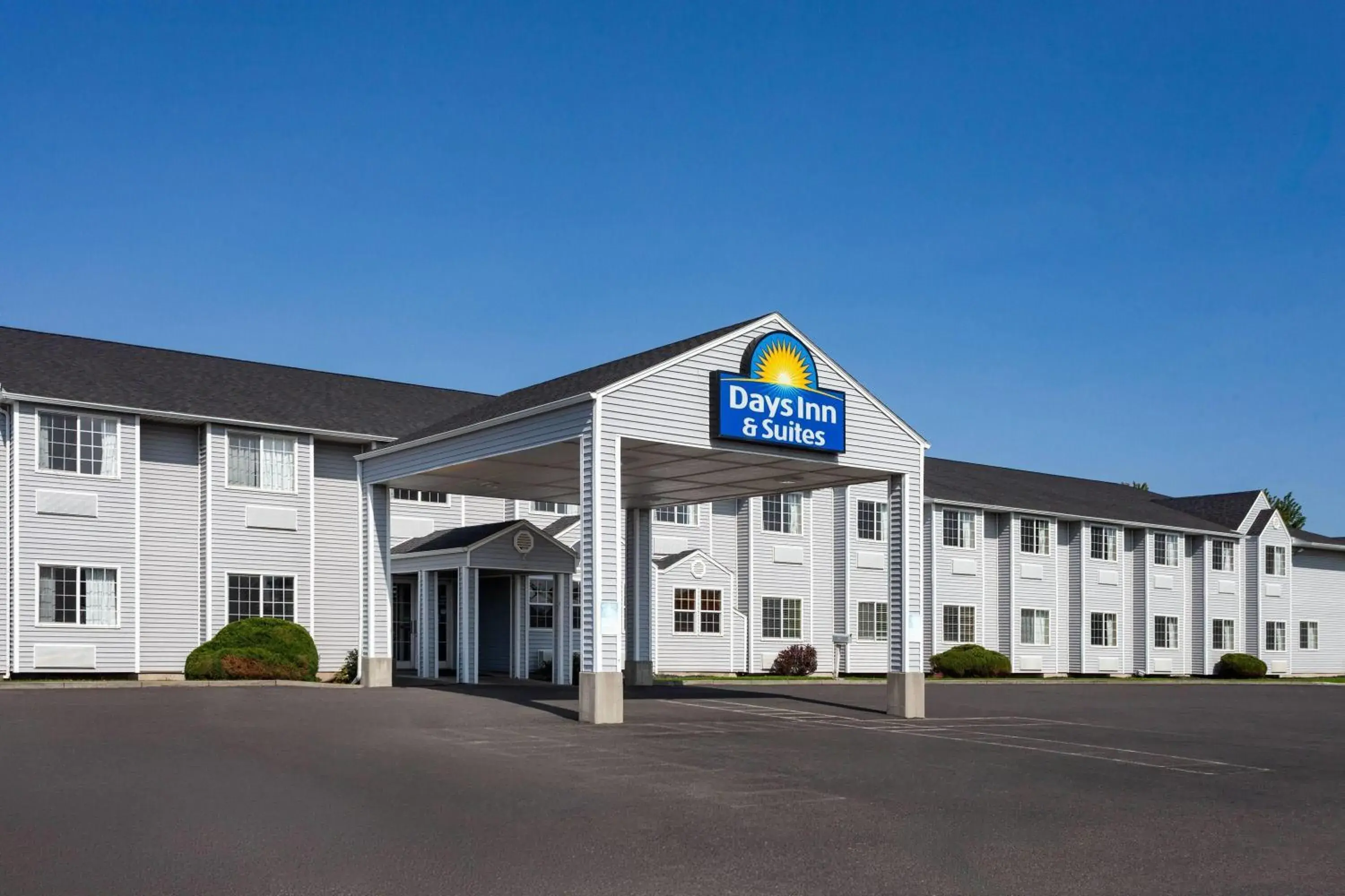 Property building in Days Inn & Suites by Wyndham Spokane Airport Airway Heights Property building in Days Inn & Suites by Wyndham Spokane Airport Airway Heights