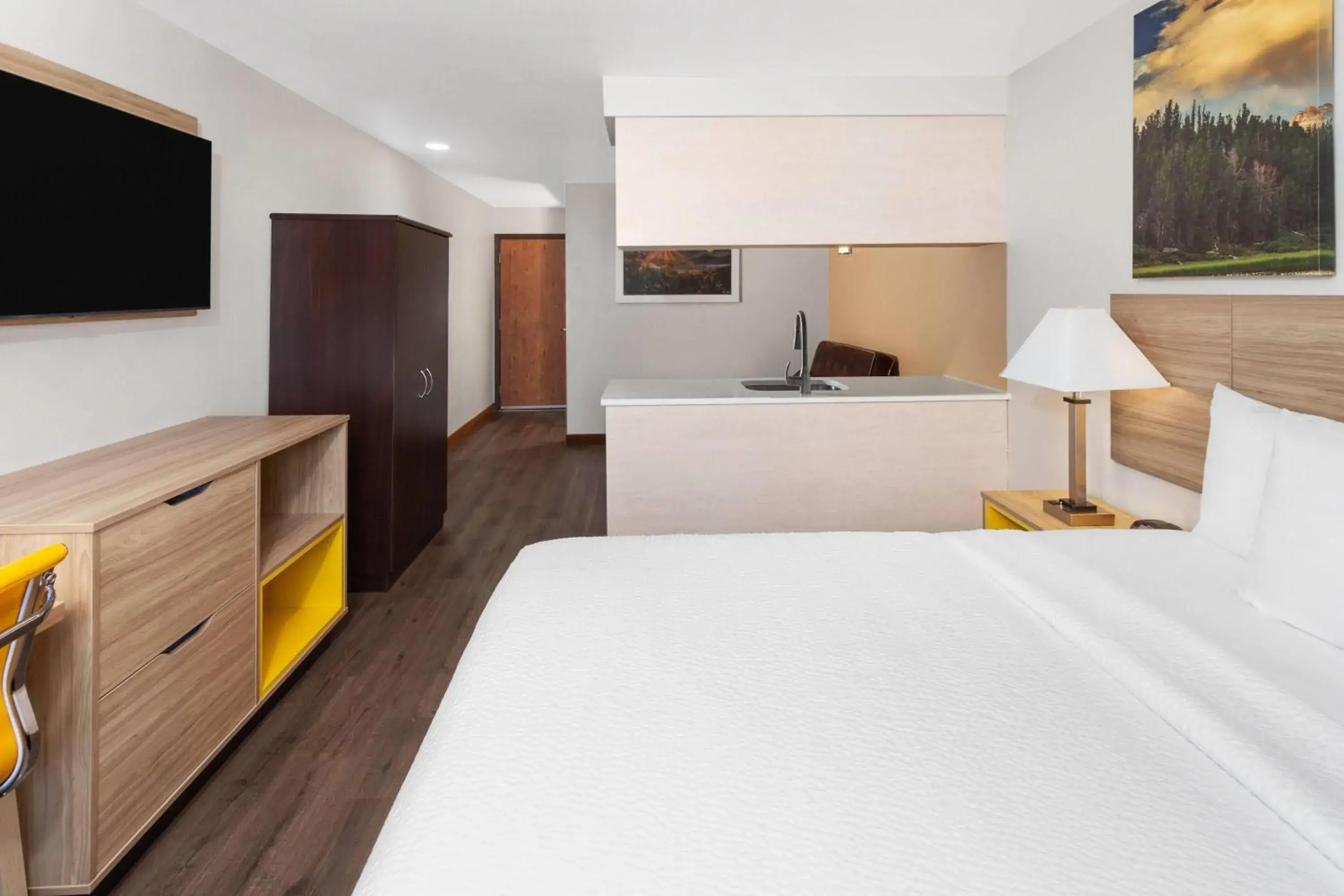 Photo of the whole room, Bed in Days Inn & Suites by Wyndham Spokane Airport Airway Heights Photo of the whole room, Bed in Days Inn & Suites by Wyndham Spokane Airport Airway Heights