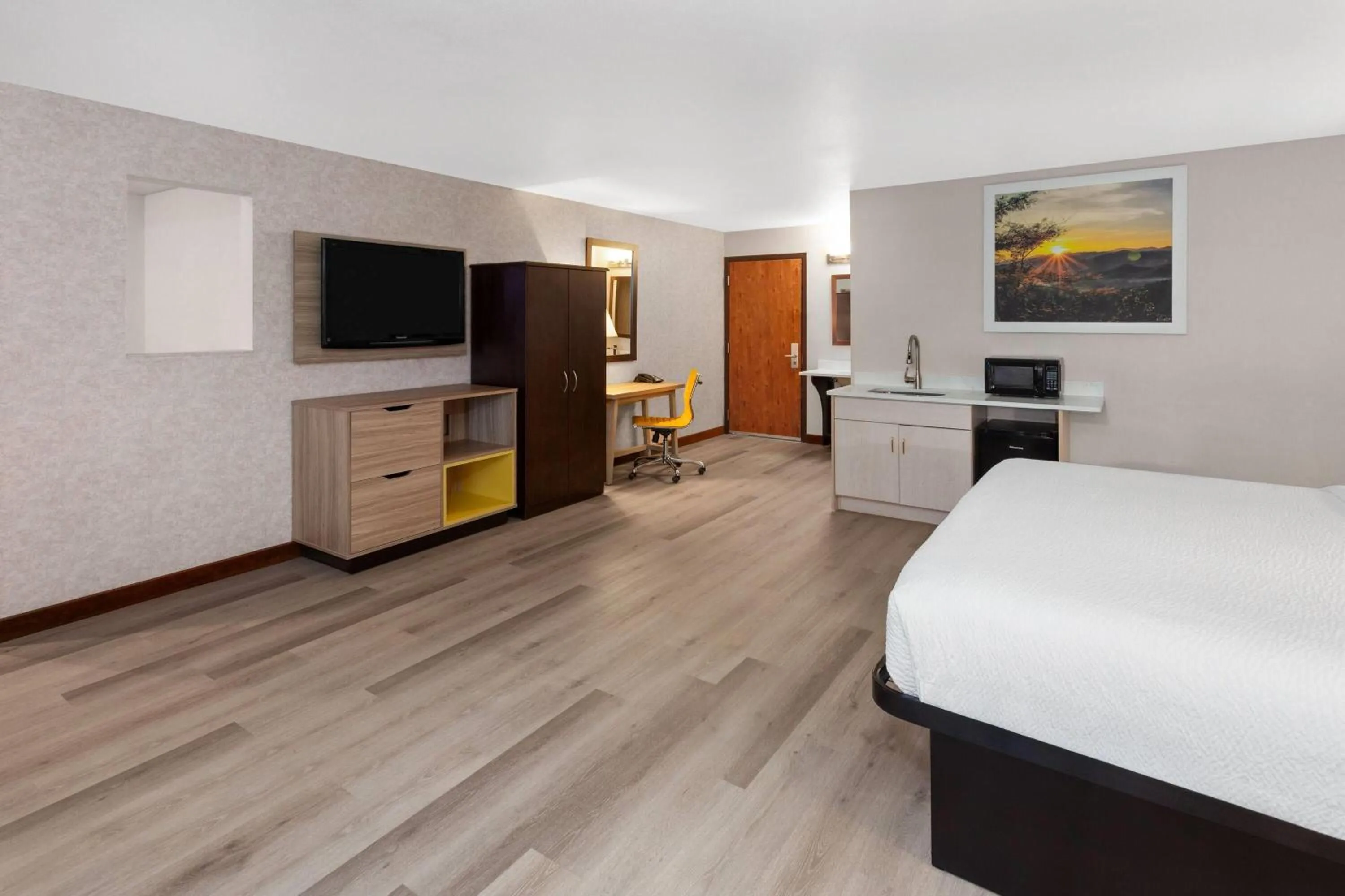 Bath, Bed in Days Inn & Suites by Wyndham Spokane Airport Airway Heights