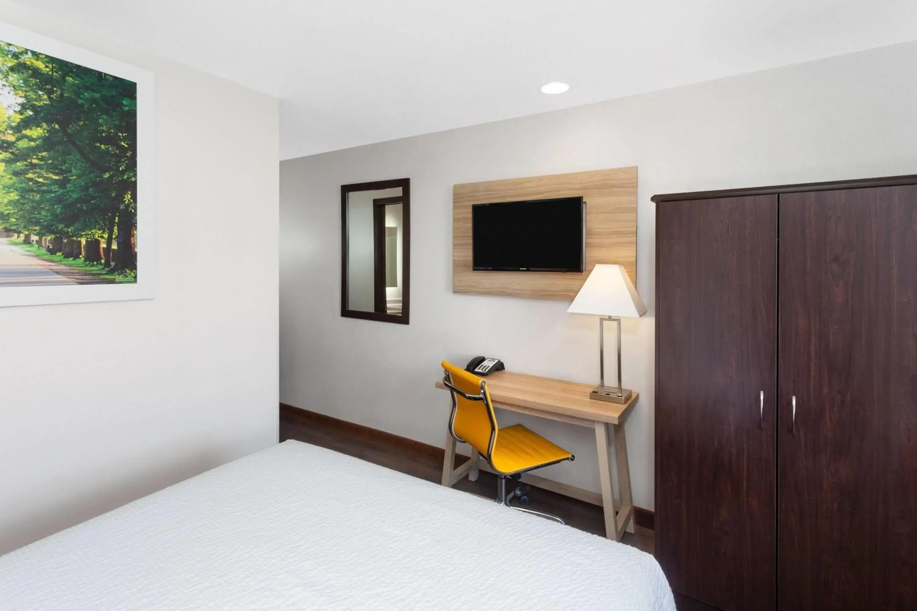 Photo of the whole room, Bed in Days Inn & Suites by Wyndham Spokane Airport Airway Heights Photo of the whole room, Bed in Days Inn & Suites by Wyndham Spokane Airport Airway Heights