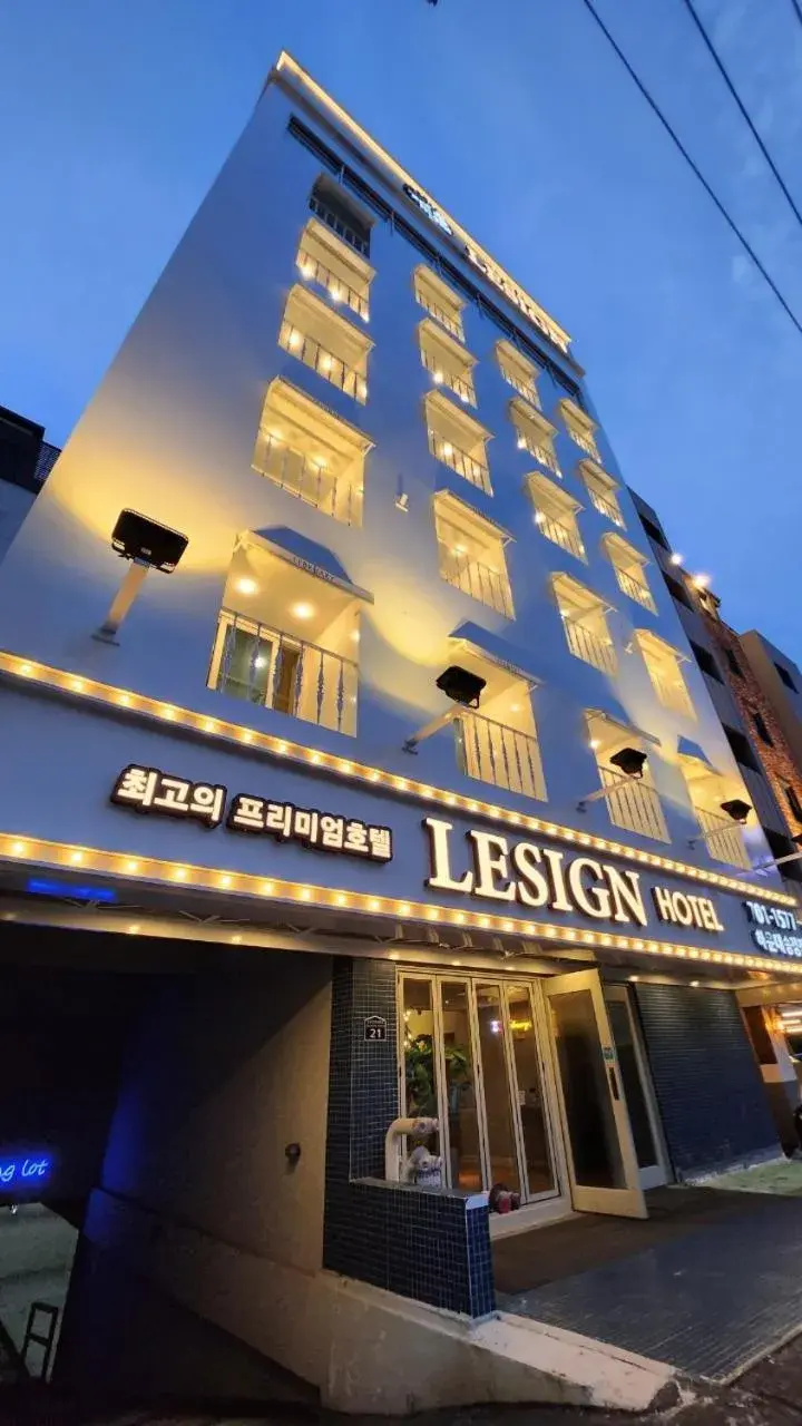 Property building in SongJeong Lesign Hotel Property building in SongJeong Lesign Hotel