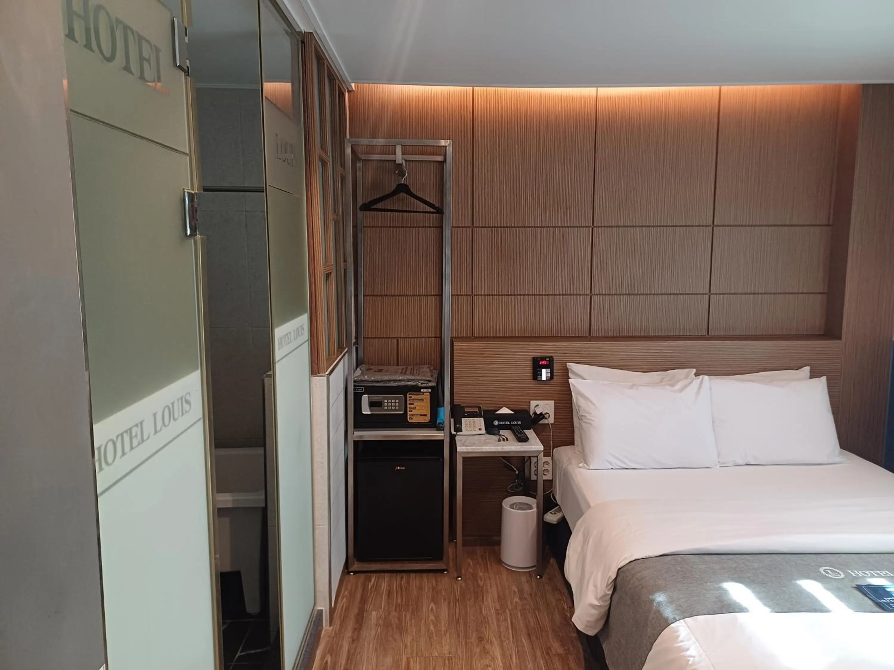 wardrobe, Bed in Louis Hotel