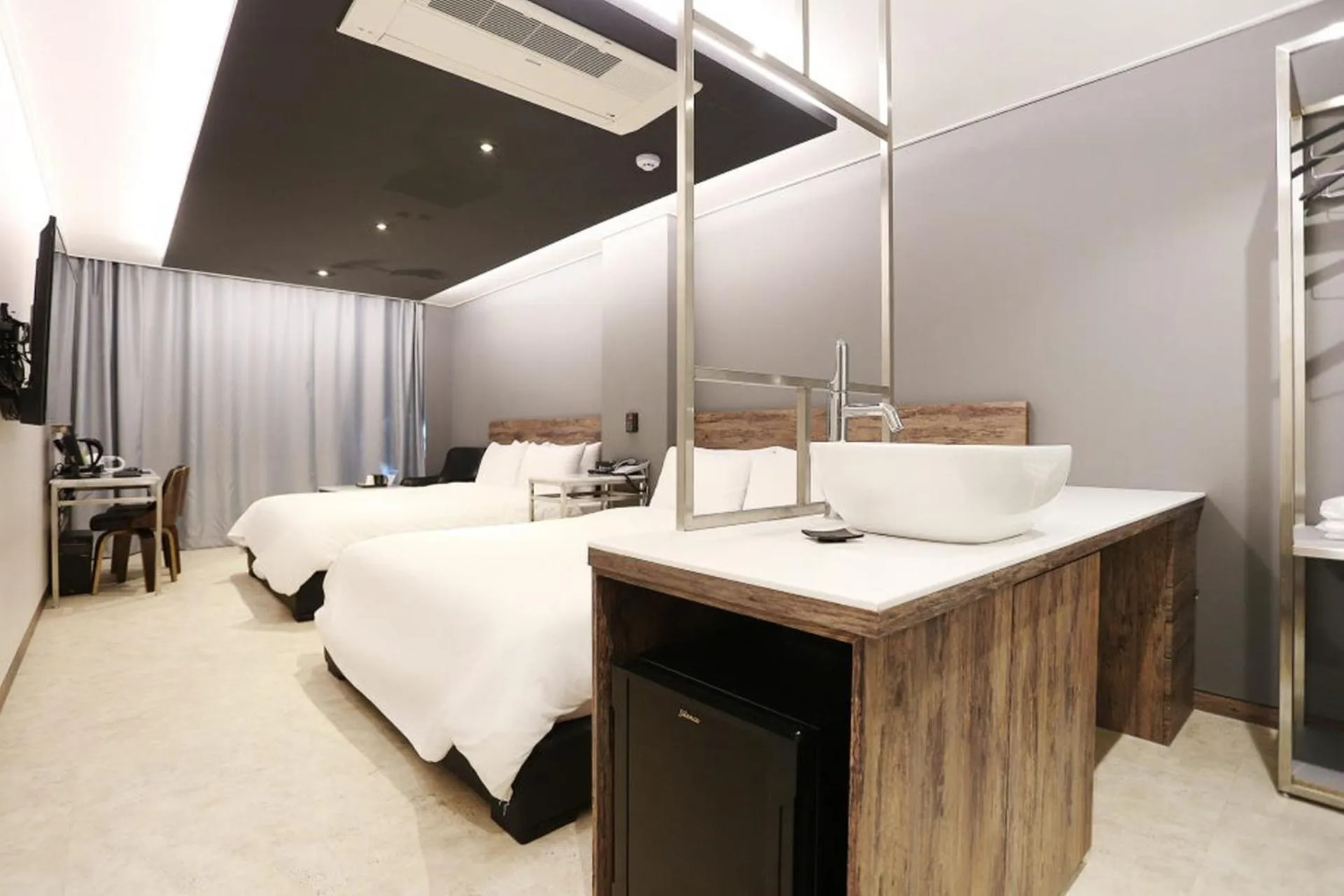 Property building, Bed in Louis Hotel