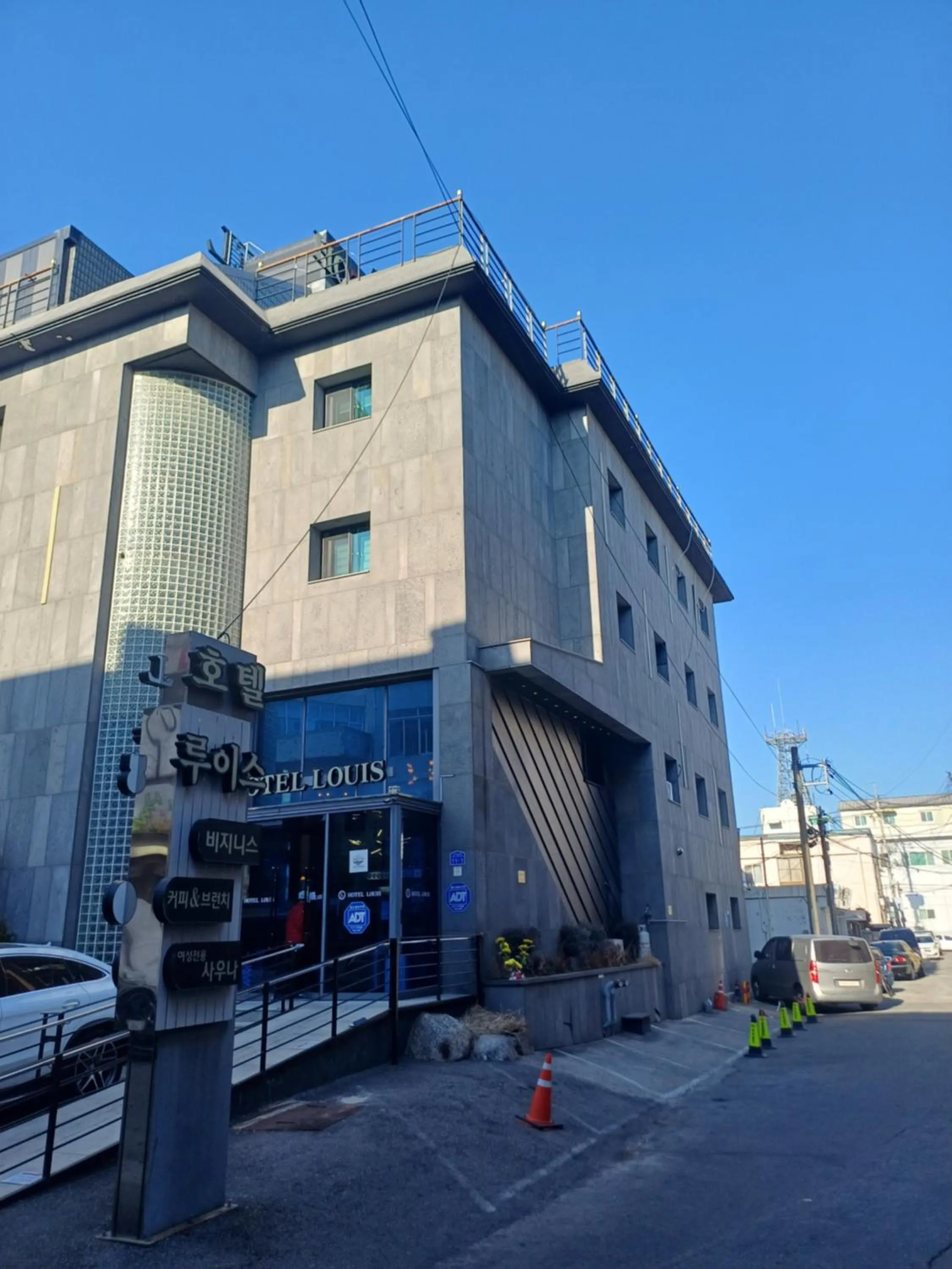 Property building in Louis Hotel