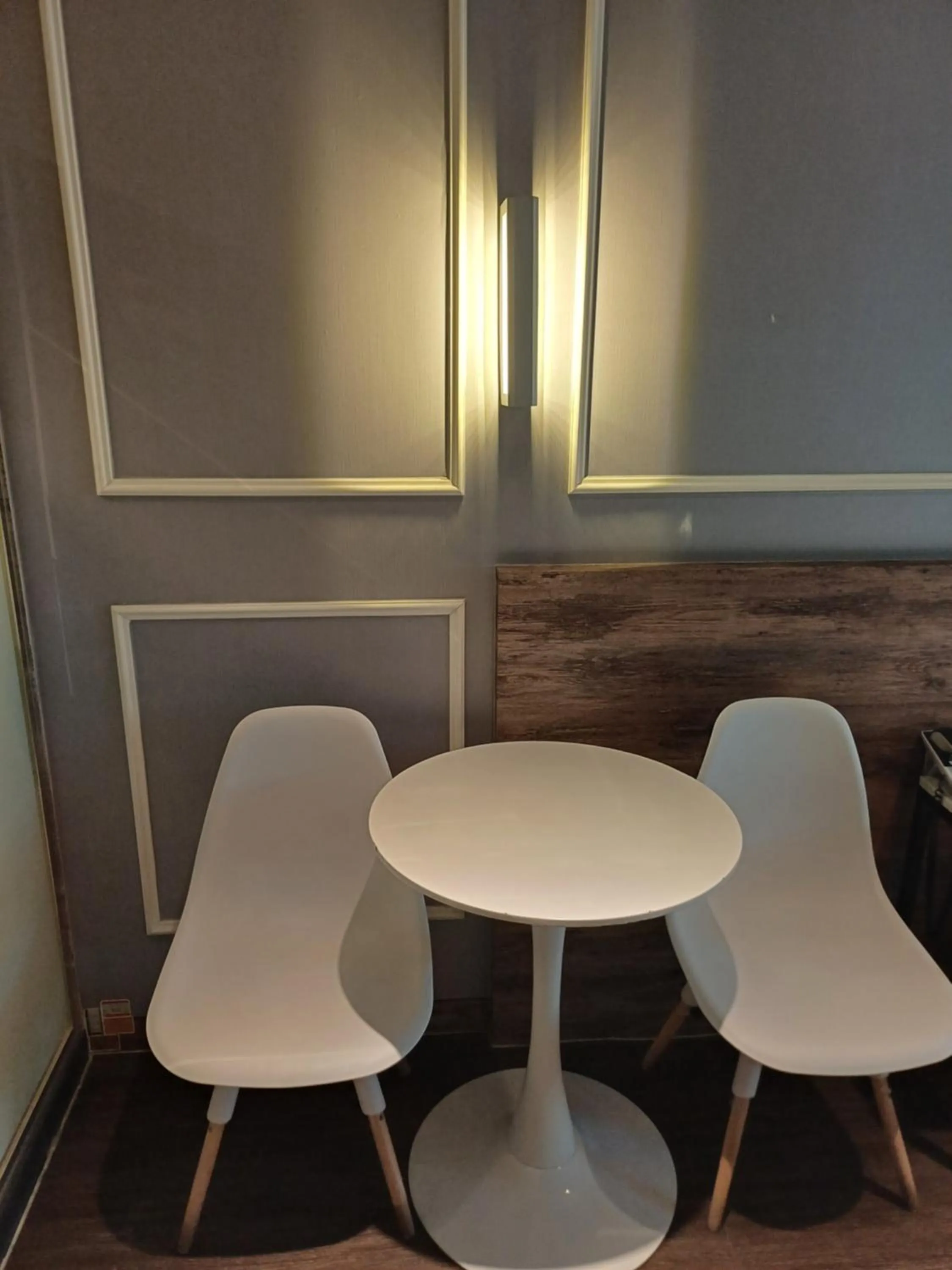 Seating area in Louis Hotel