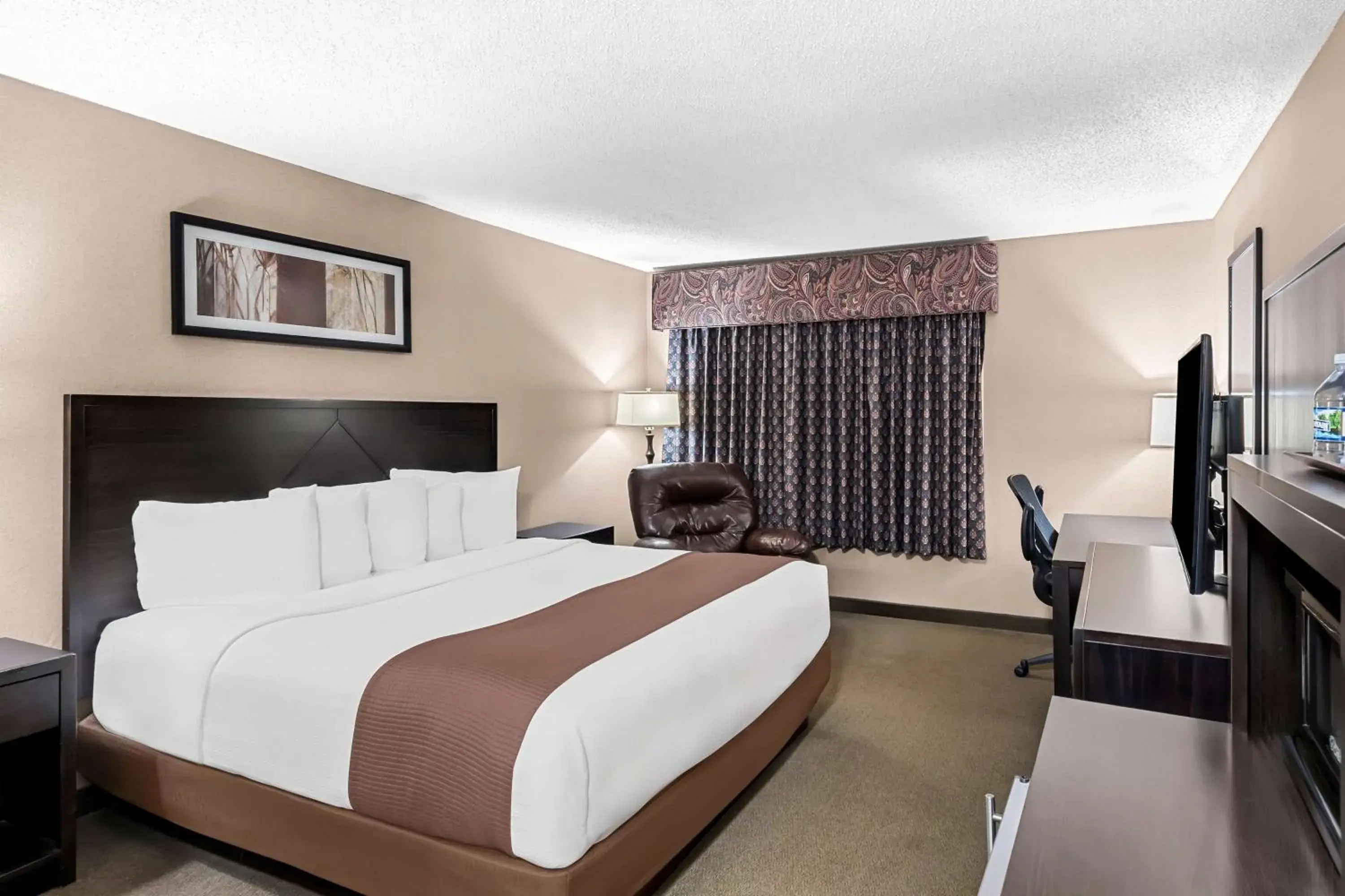Bedroom, Bed in Heartland Inn & Suites, SureStay Collection by Best Western Bedroom, Bed in Heartland Inn & Suites, SureStay Collection by Best Western