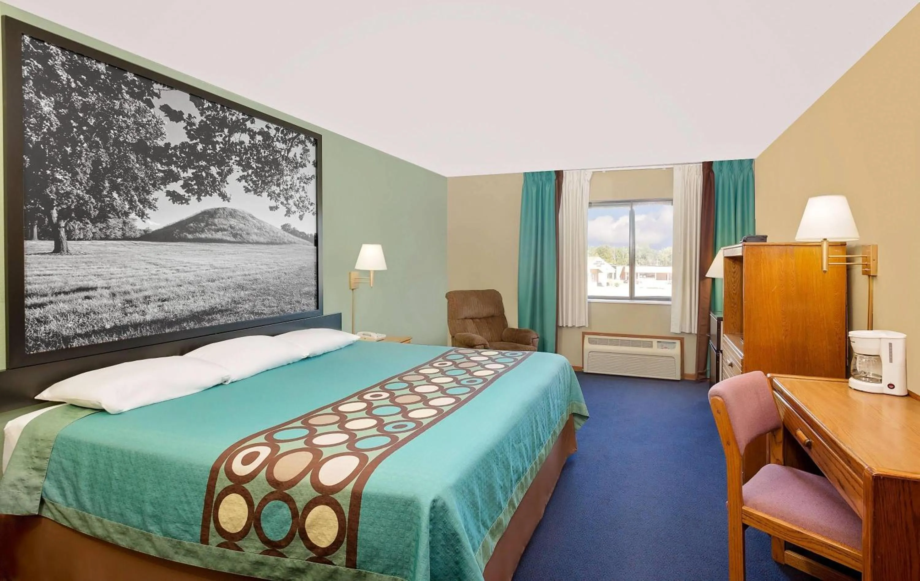 Photo of the whole room, Bed in Super 8 by Wyndham Macomb