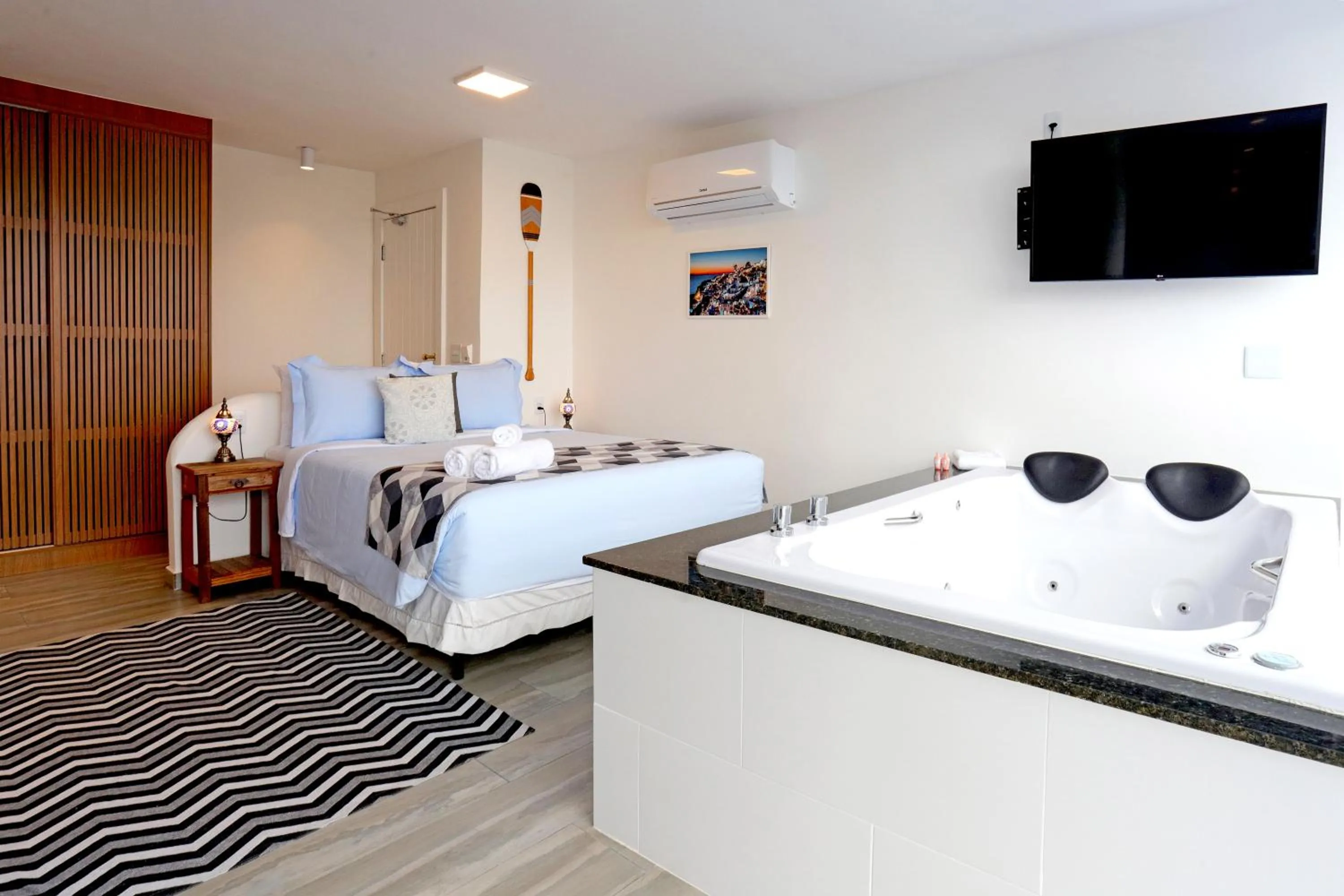 Hot Tub, Bed in Pousada Santorini