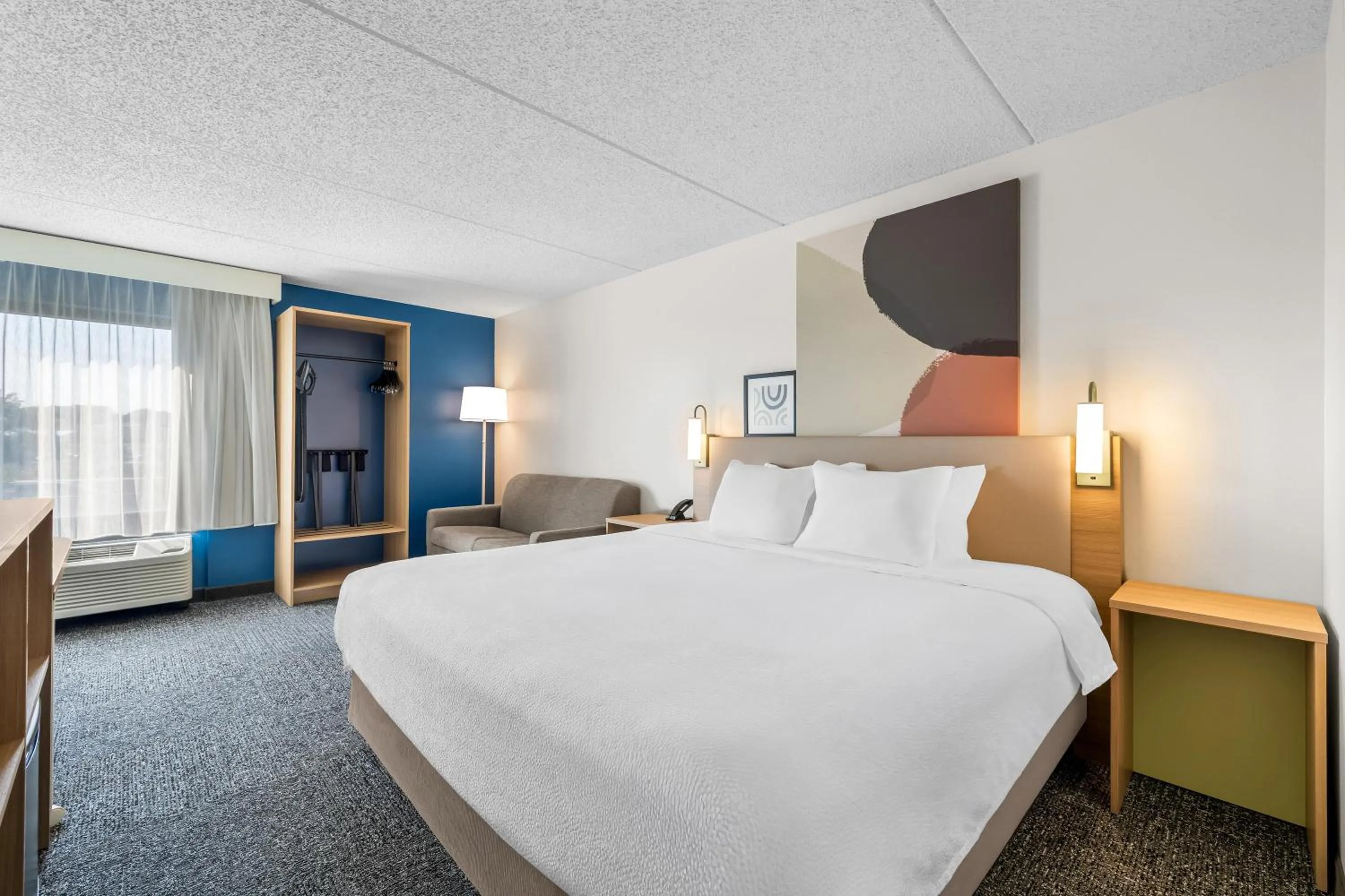 Living room, Bed in Spark by Hilton Green Bay