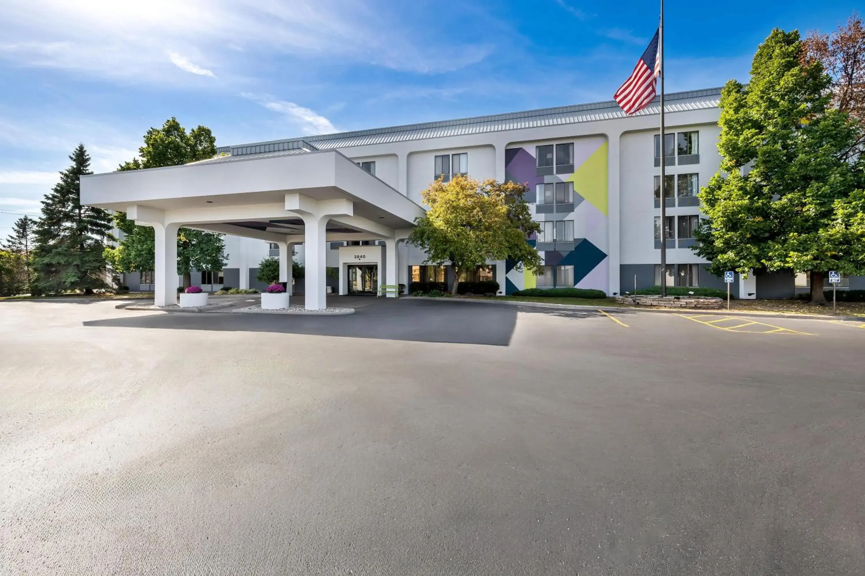 Property building in Spark by Hilton Green Bay Property building in Spark by Hilton Green Bay