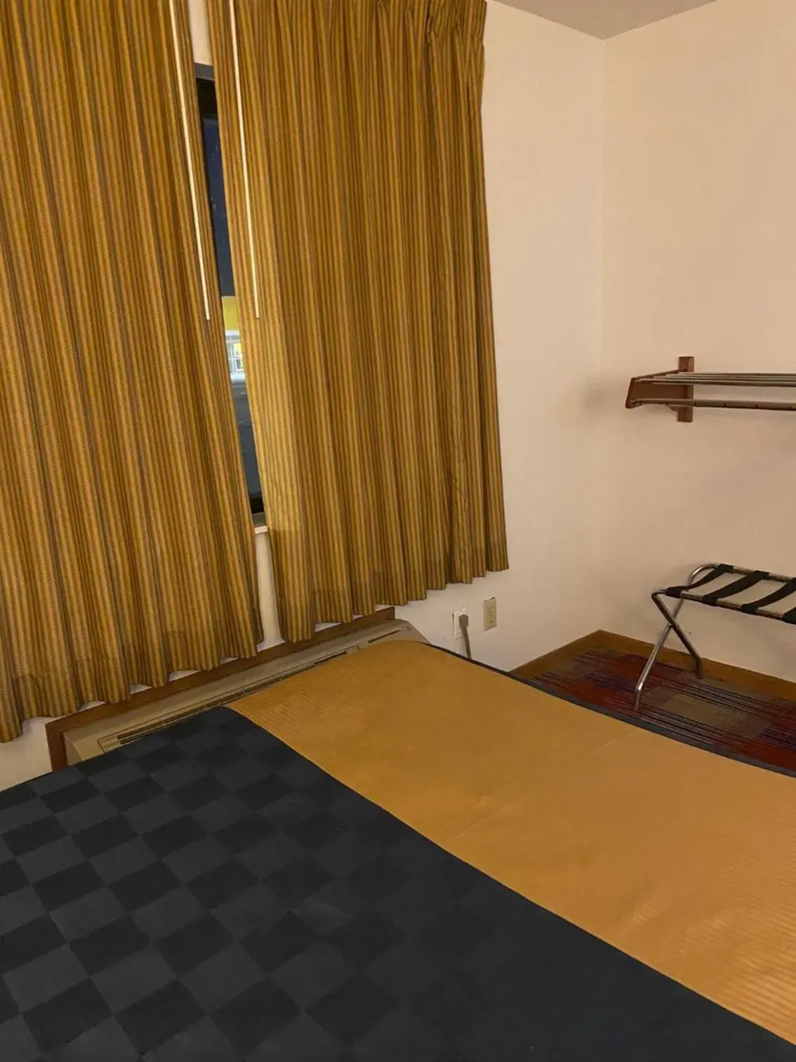 Bed in Americas Best Value Inn Champaign Bed in Americas Best Value Inn Champaign