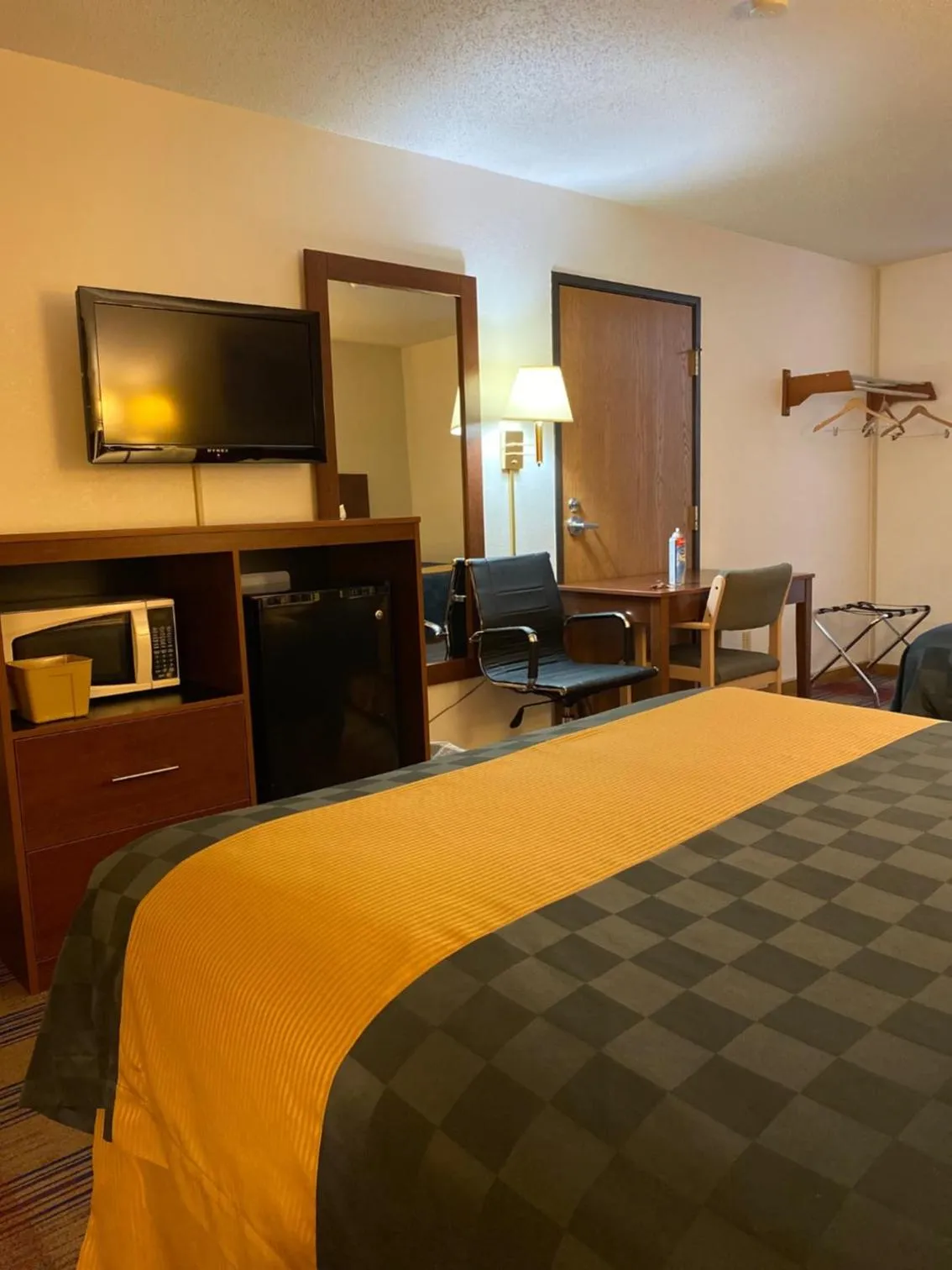 Bed in Americas Best Value Inn Champaign