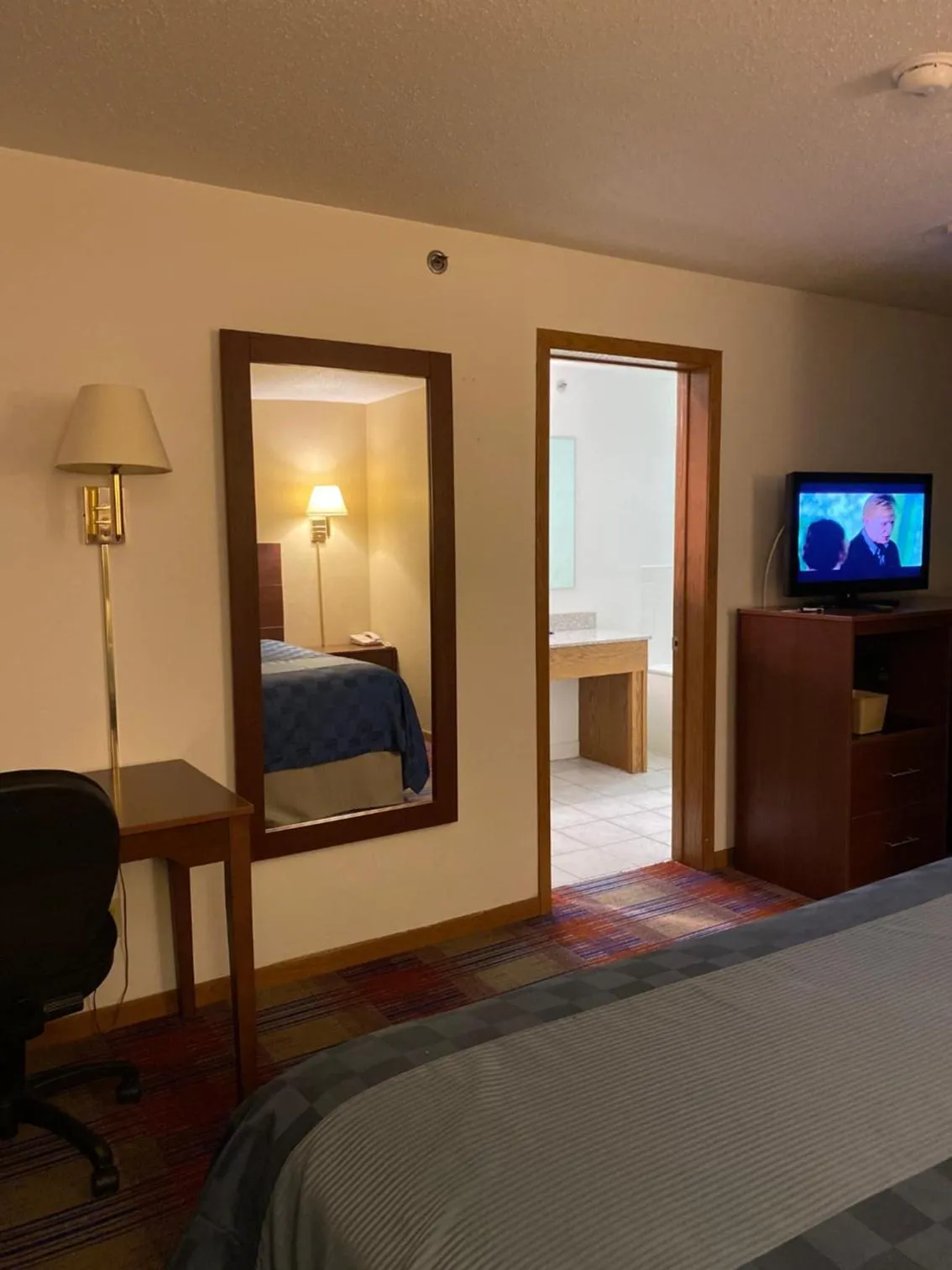 Bed in Americas Best Value Inn Champaign