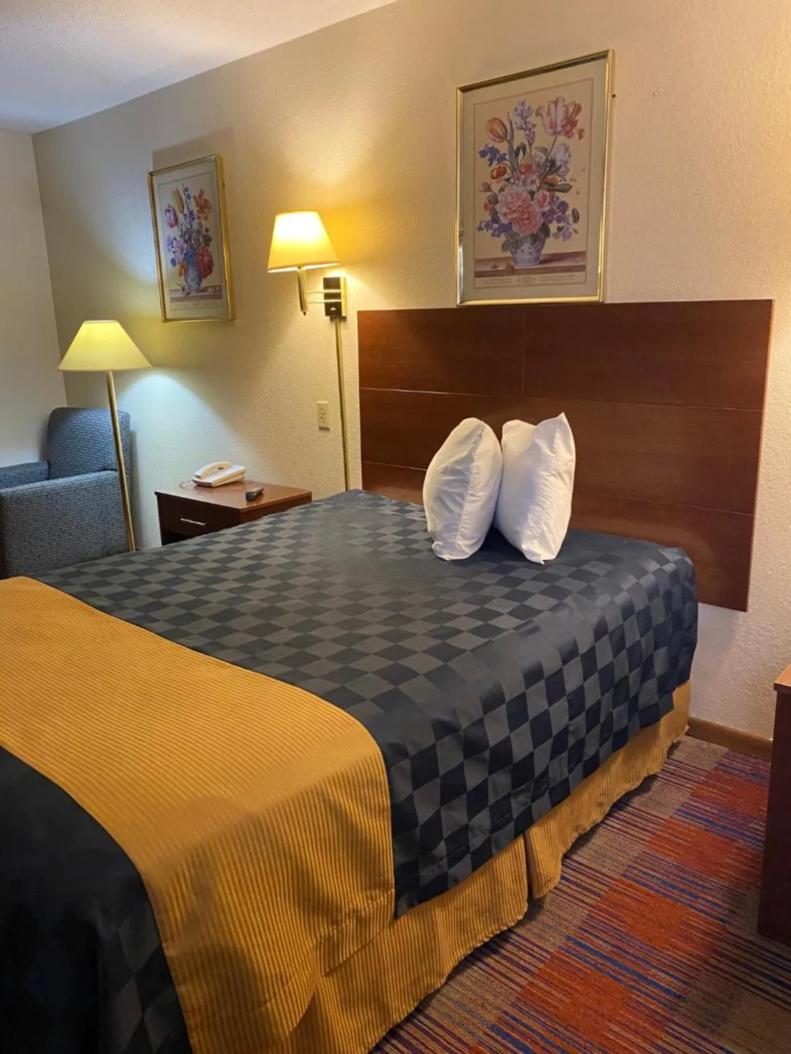 Bed in Americas Best Value Inn Champaign