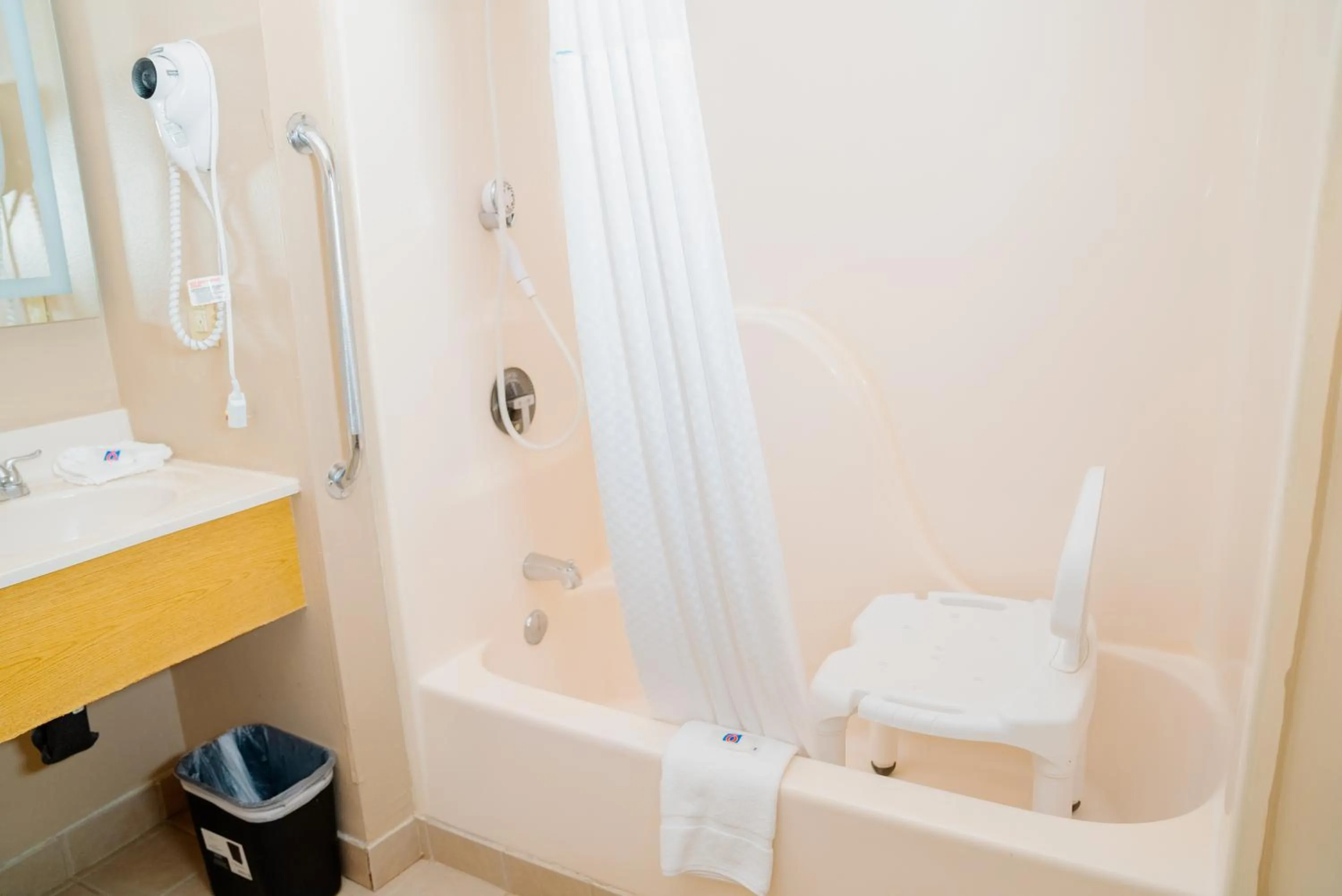 Bathroom in Motel 6 Litchfield, IL