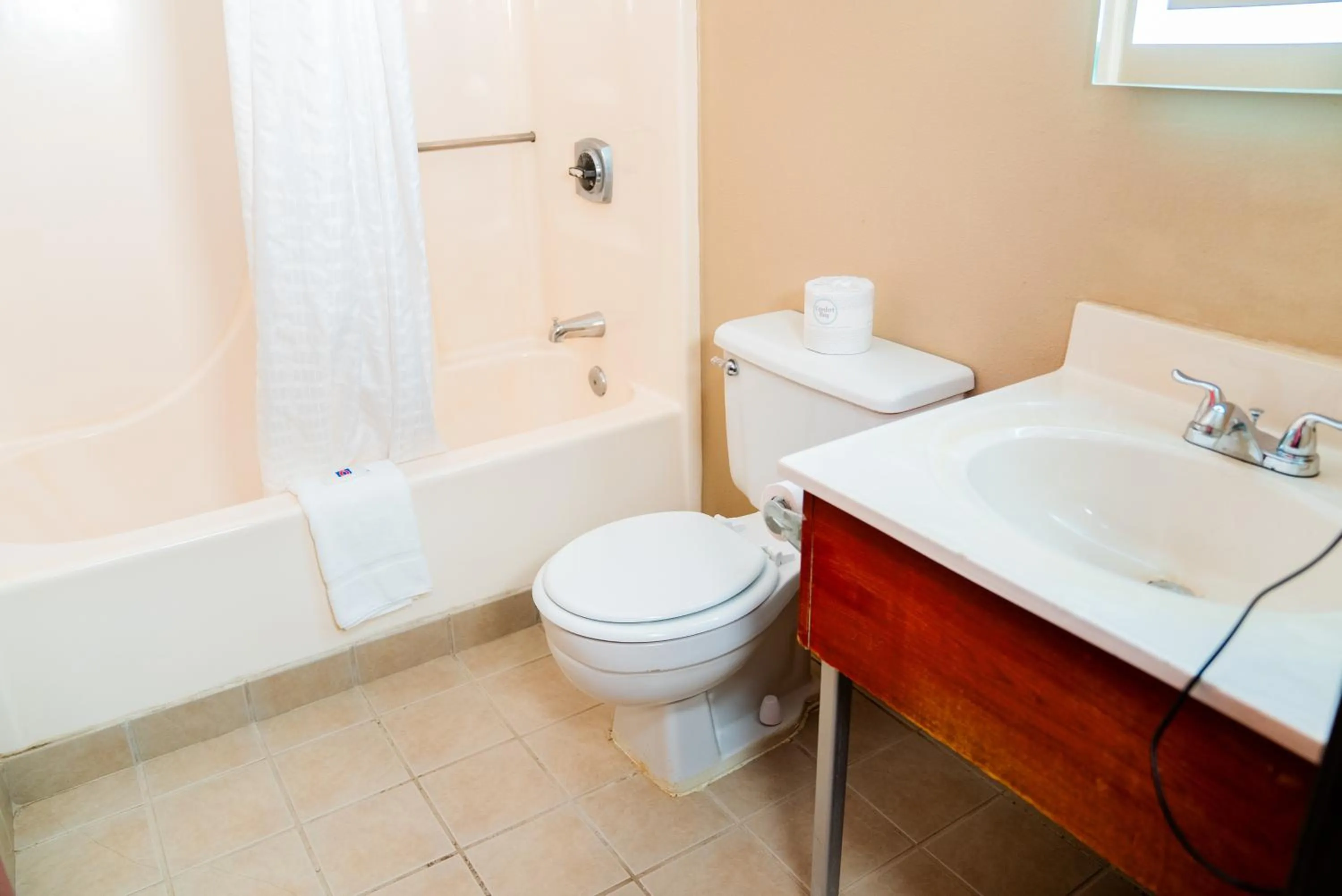 Bathroom in Motel 6 Litchfield, IL