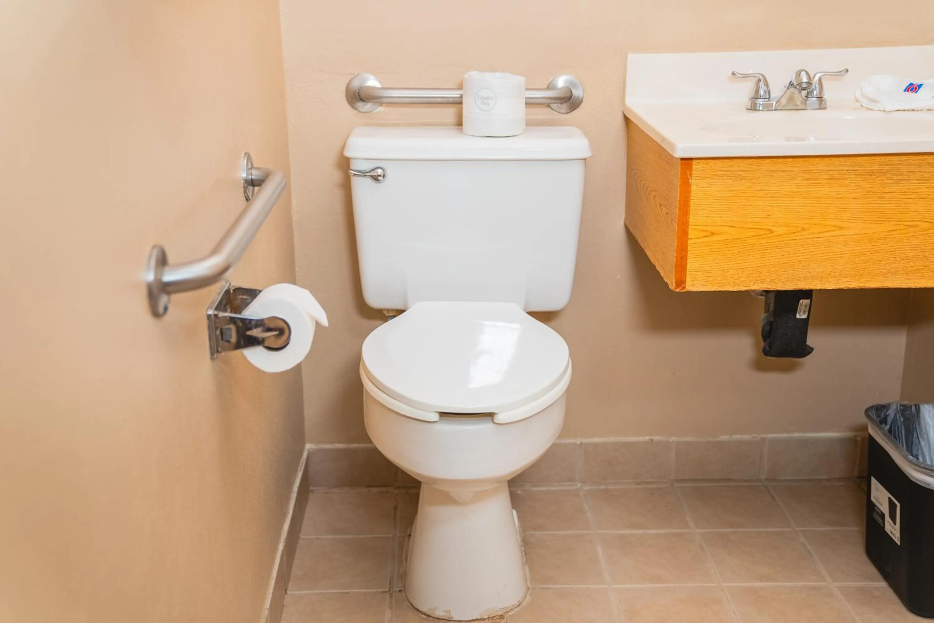 Bathroom in Motel 6 Litchfield, IL