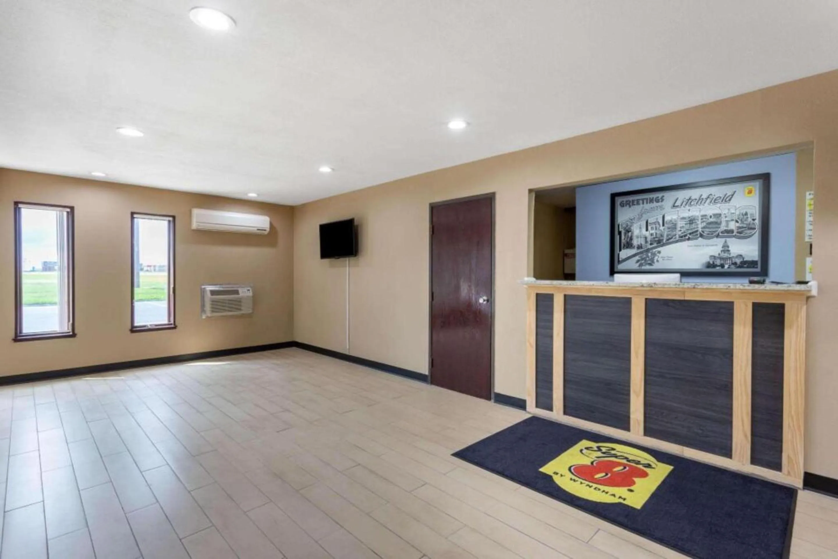 TV and multimedia in Motel 6 Litchfield, IL