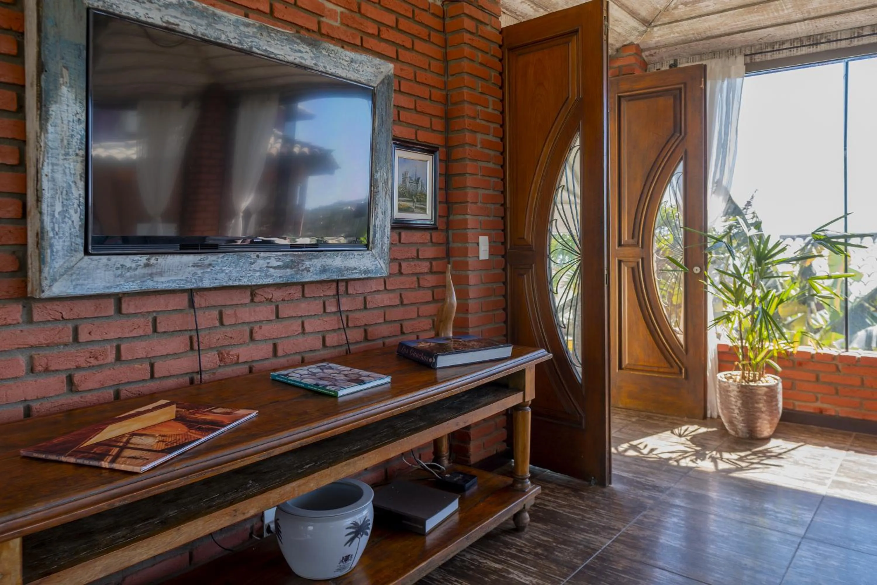 Communal lounge/ TV room in Costa do Sol Boutique Hotel