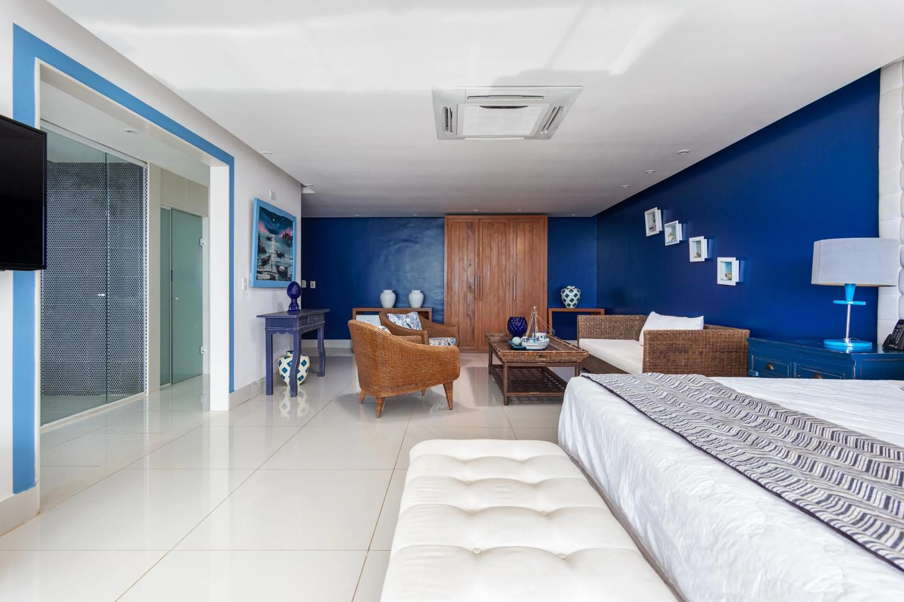 Communal lounge/ TV room, Bed in Costa do Sol Boutique Hotel