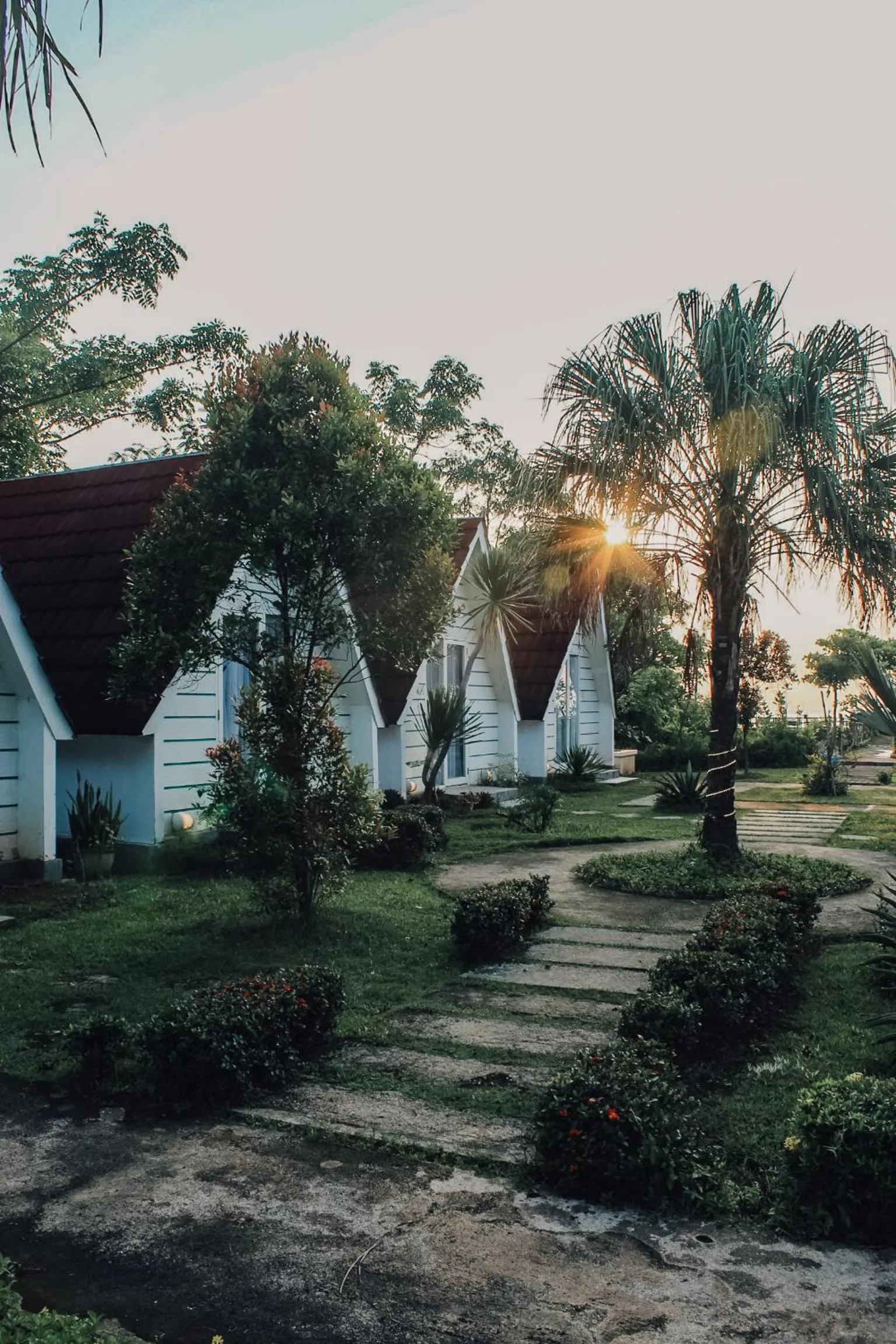 Garden in Seaside Villa & Muse Beach Resto