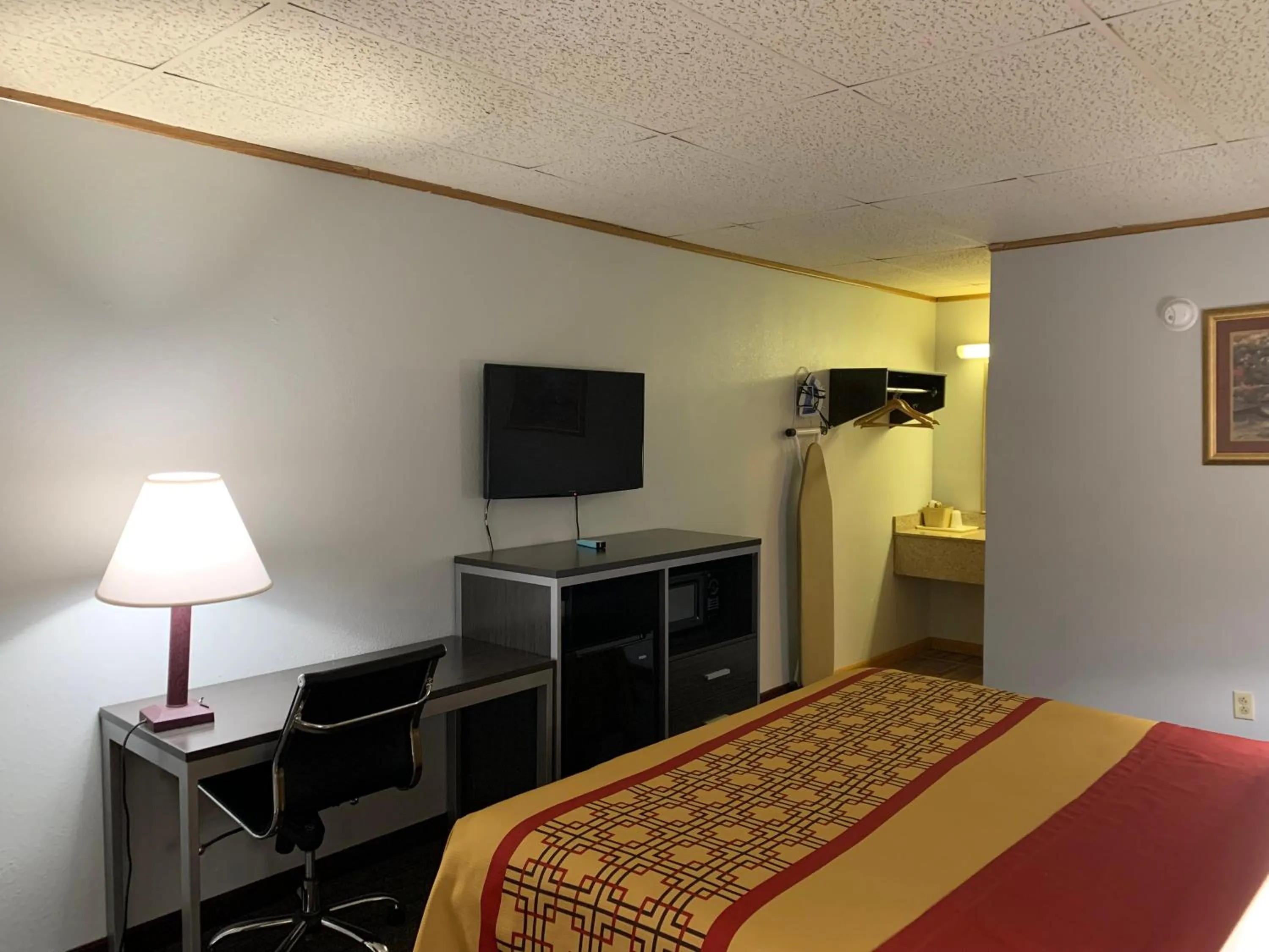 Bedroom, Bed in Pigeon Forge Parkway Inn