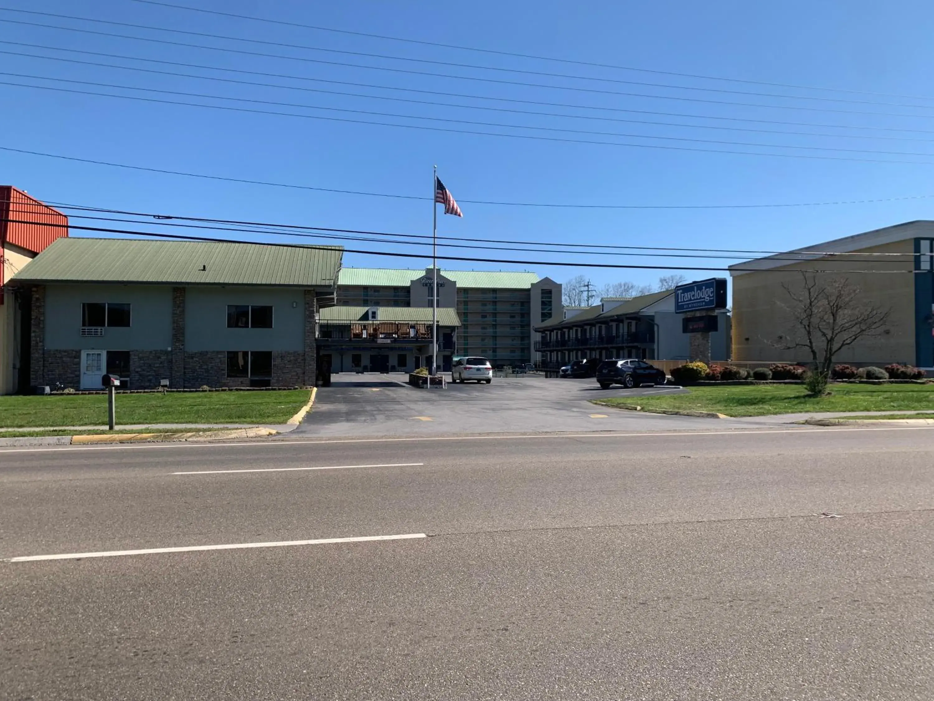 Property building in Pigeon Forge Parkway Inn Property building in Pigeon Forge Parkway Inn