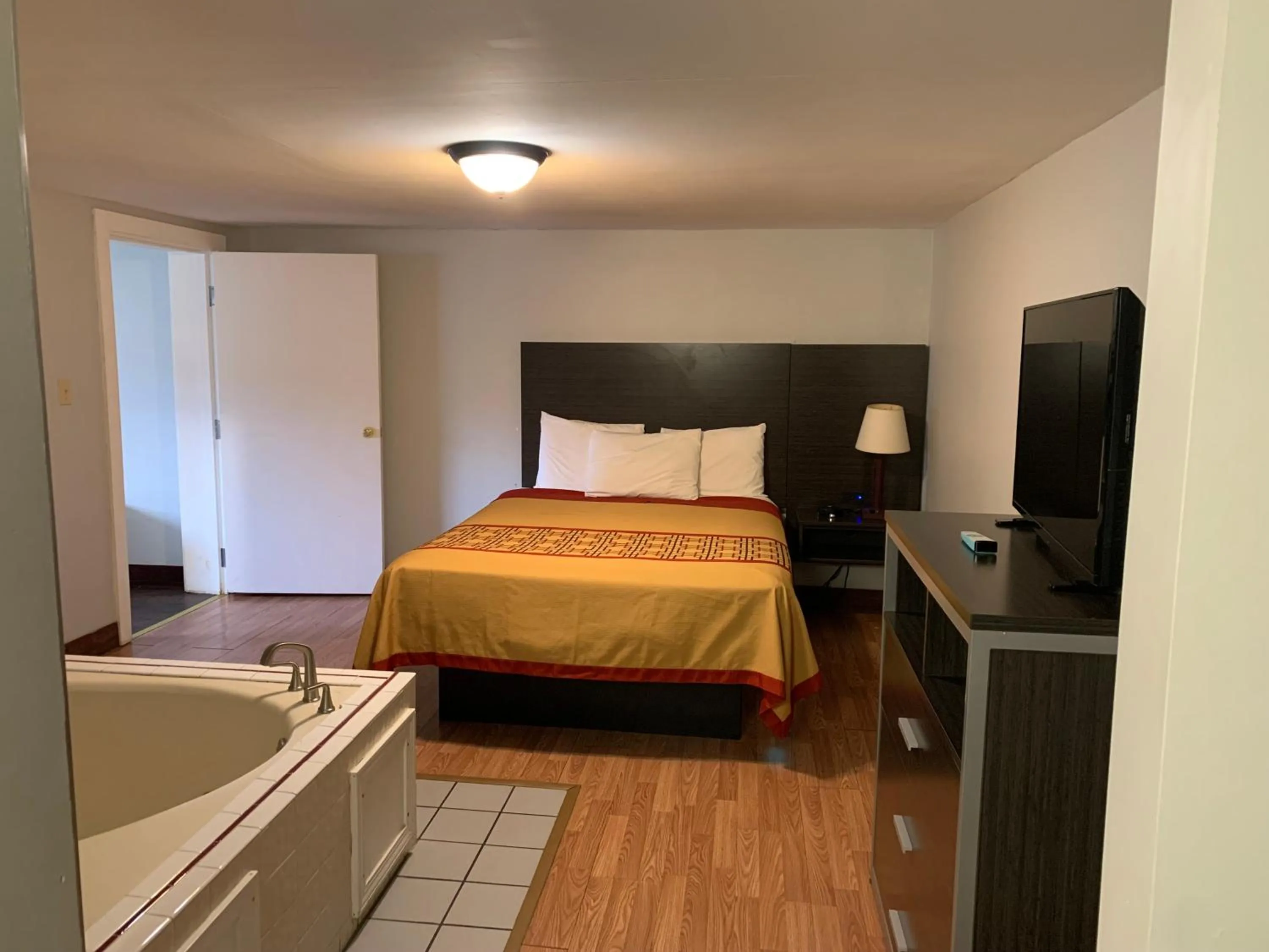 Bedroom, Bed in Pigeon Forge Parkway Inn