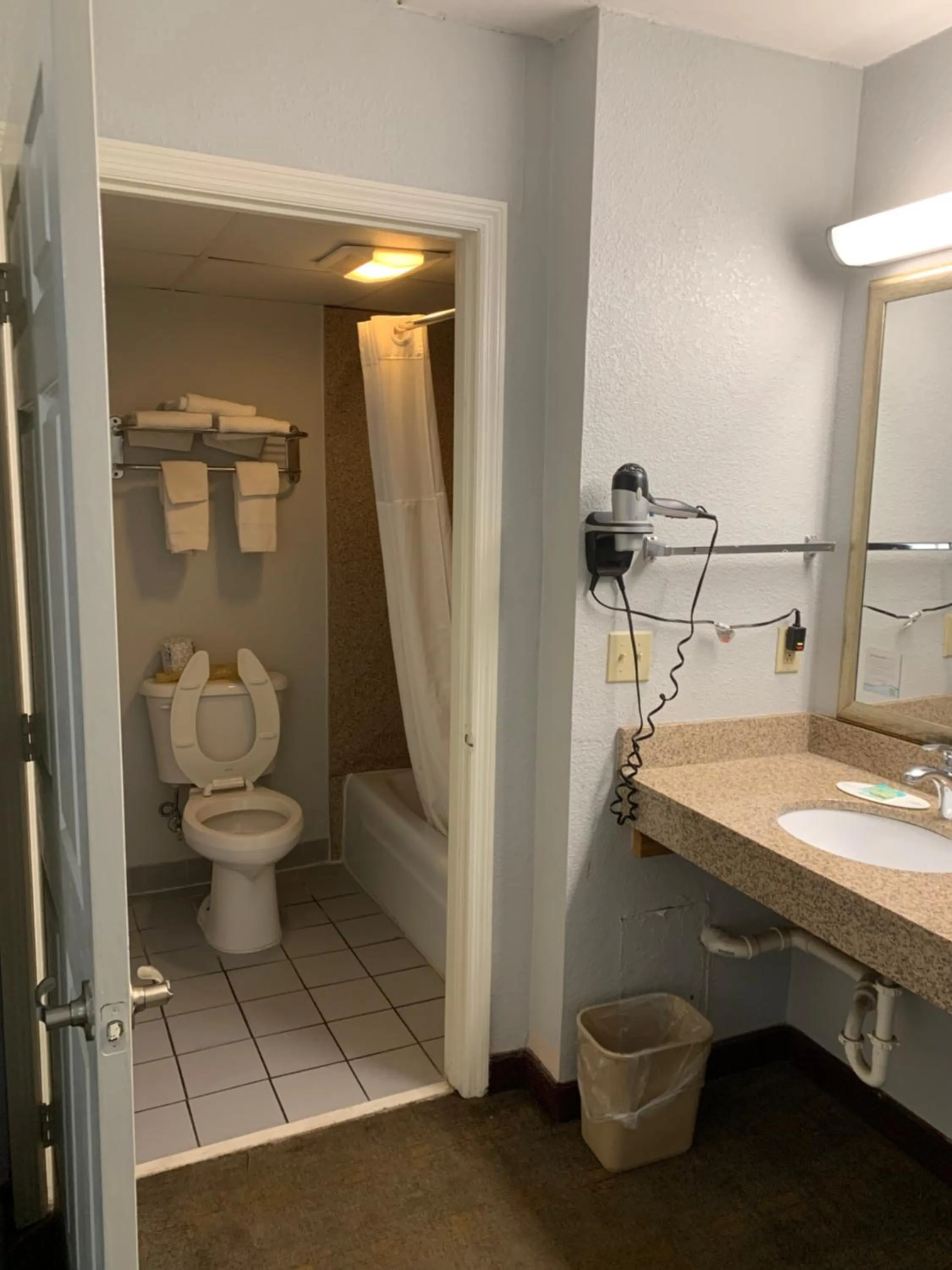 Shower in Pigeon Forge Parkway Inn