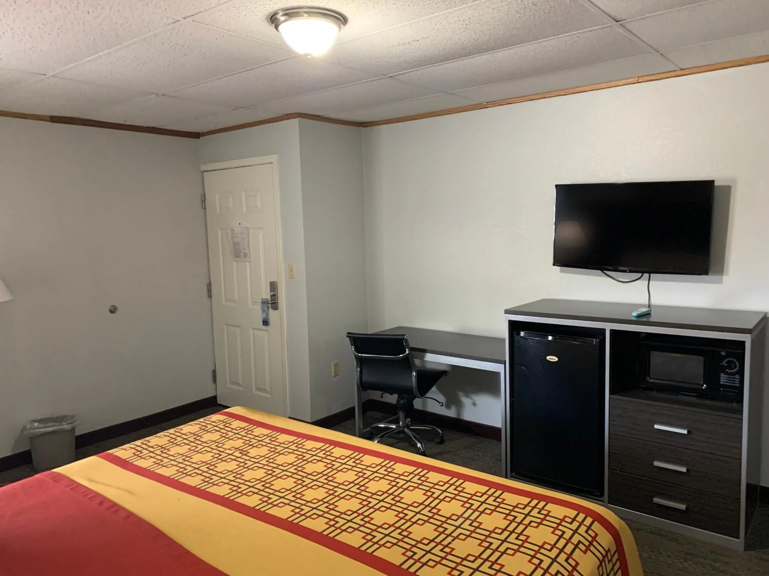 Bedroom, Bed in Pigeon Forge Parkway Inn