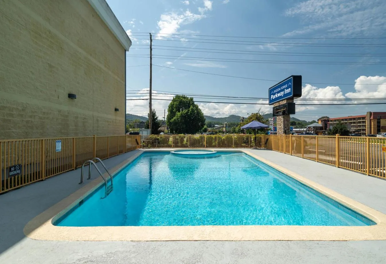 Swimming pool in Pigeon Forge Parkway Inn
