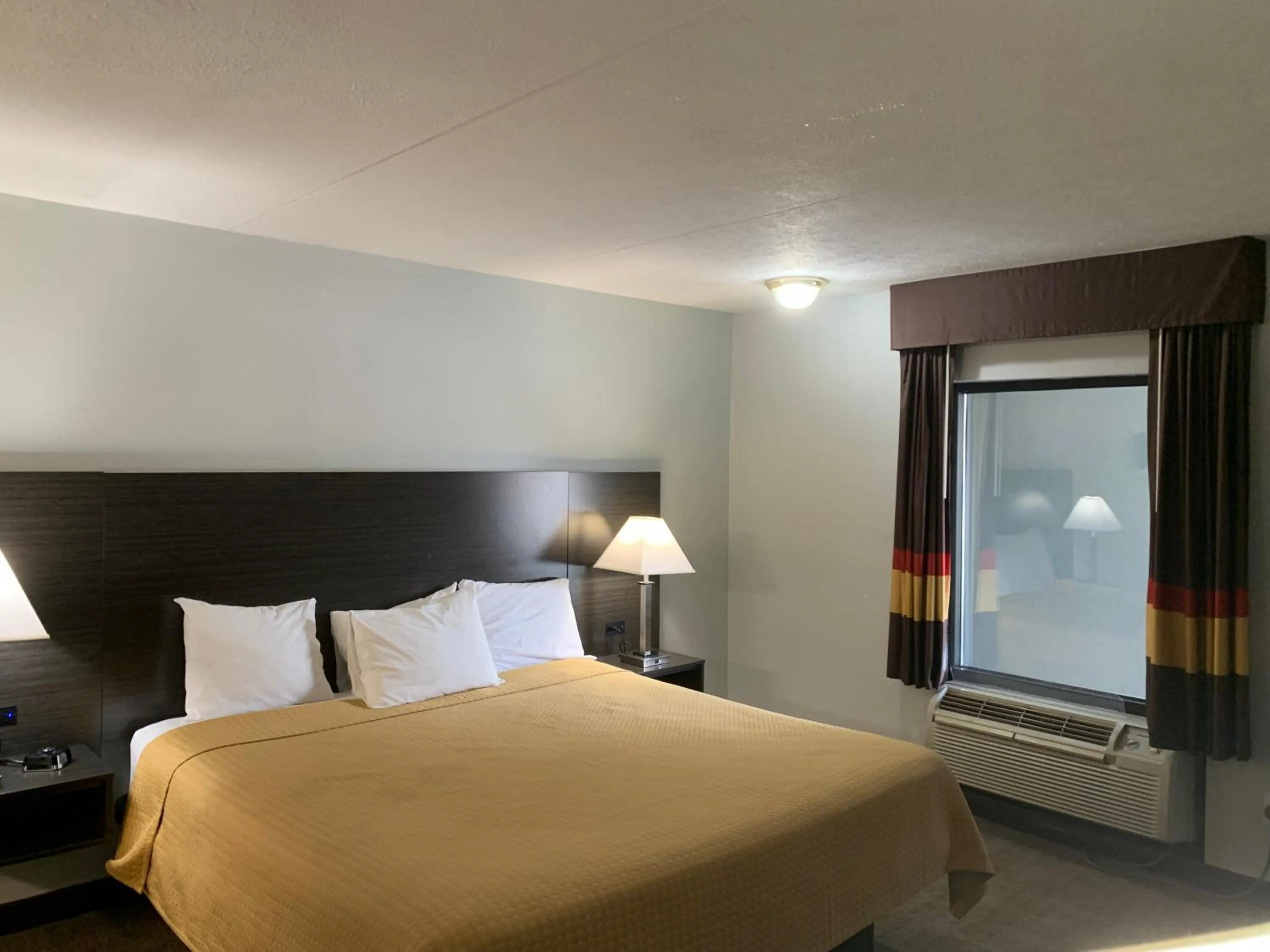 Bed in Pigeon Forge Parkway Inn