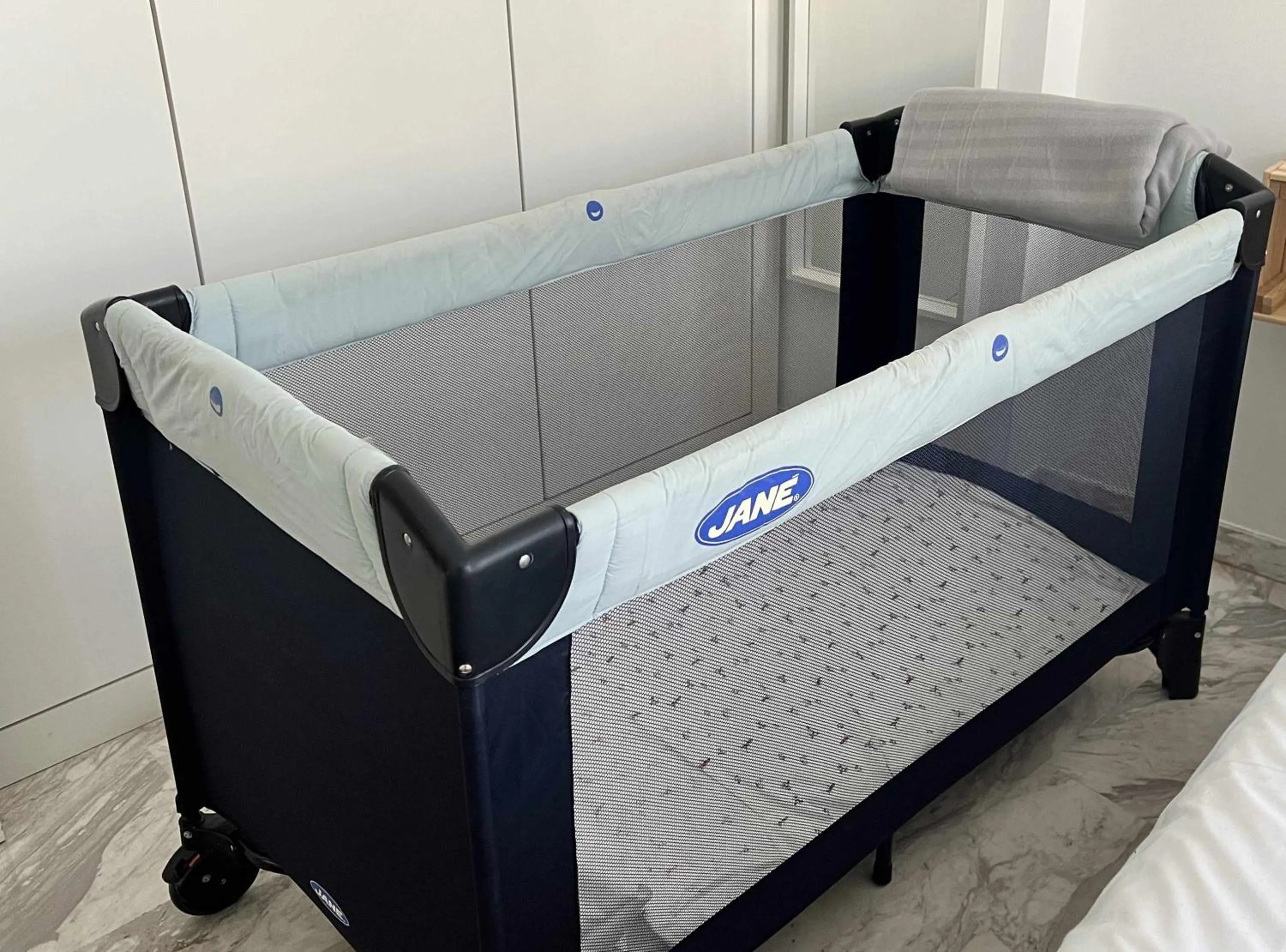 cot, Bed in Ático San Bernardo Terraza y Parking Incluido