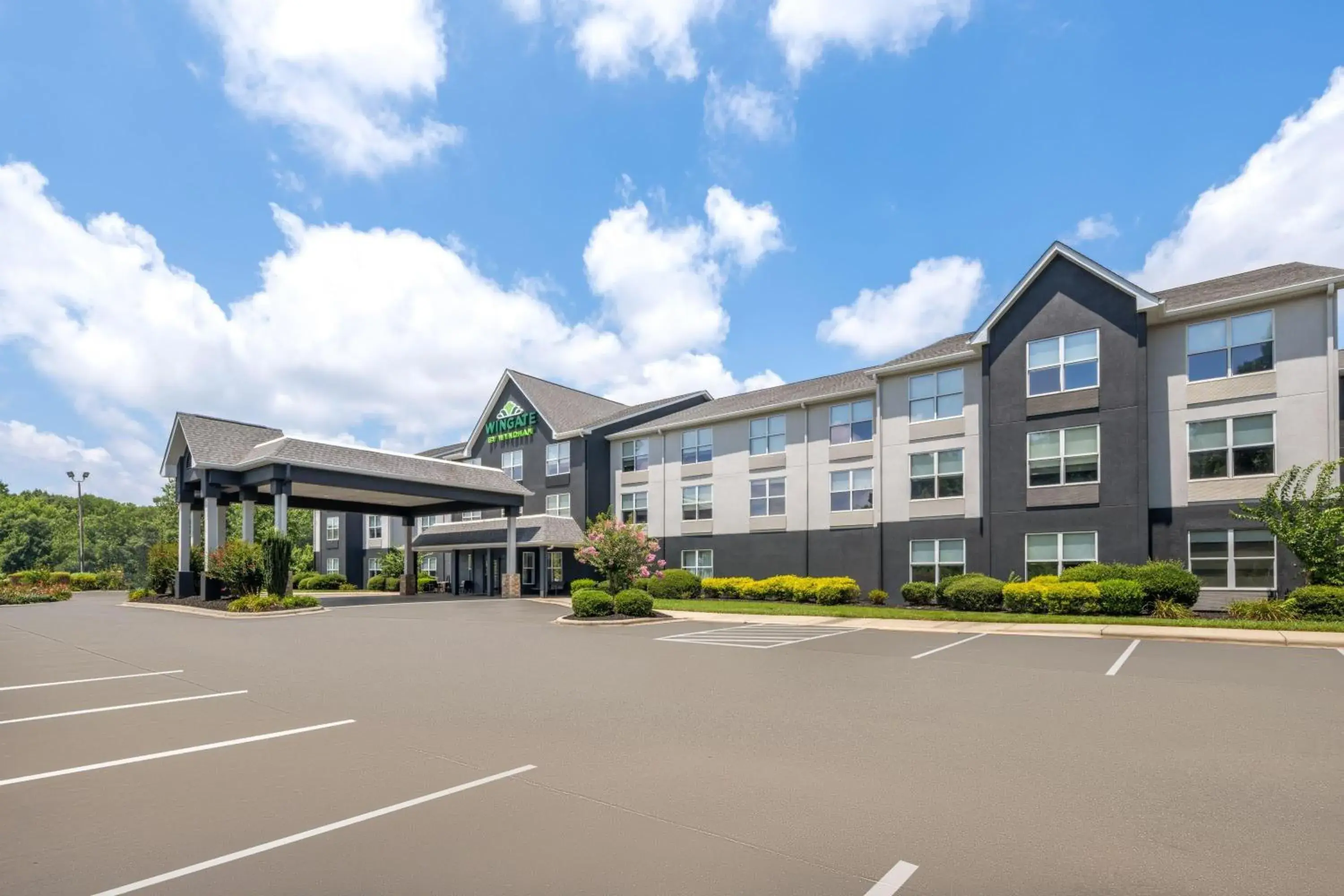 Property building in Wingate by Wyndham Matthews - Charlotte Property building in Wingate by Wyndham Matthews - Charlotte