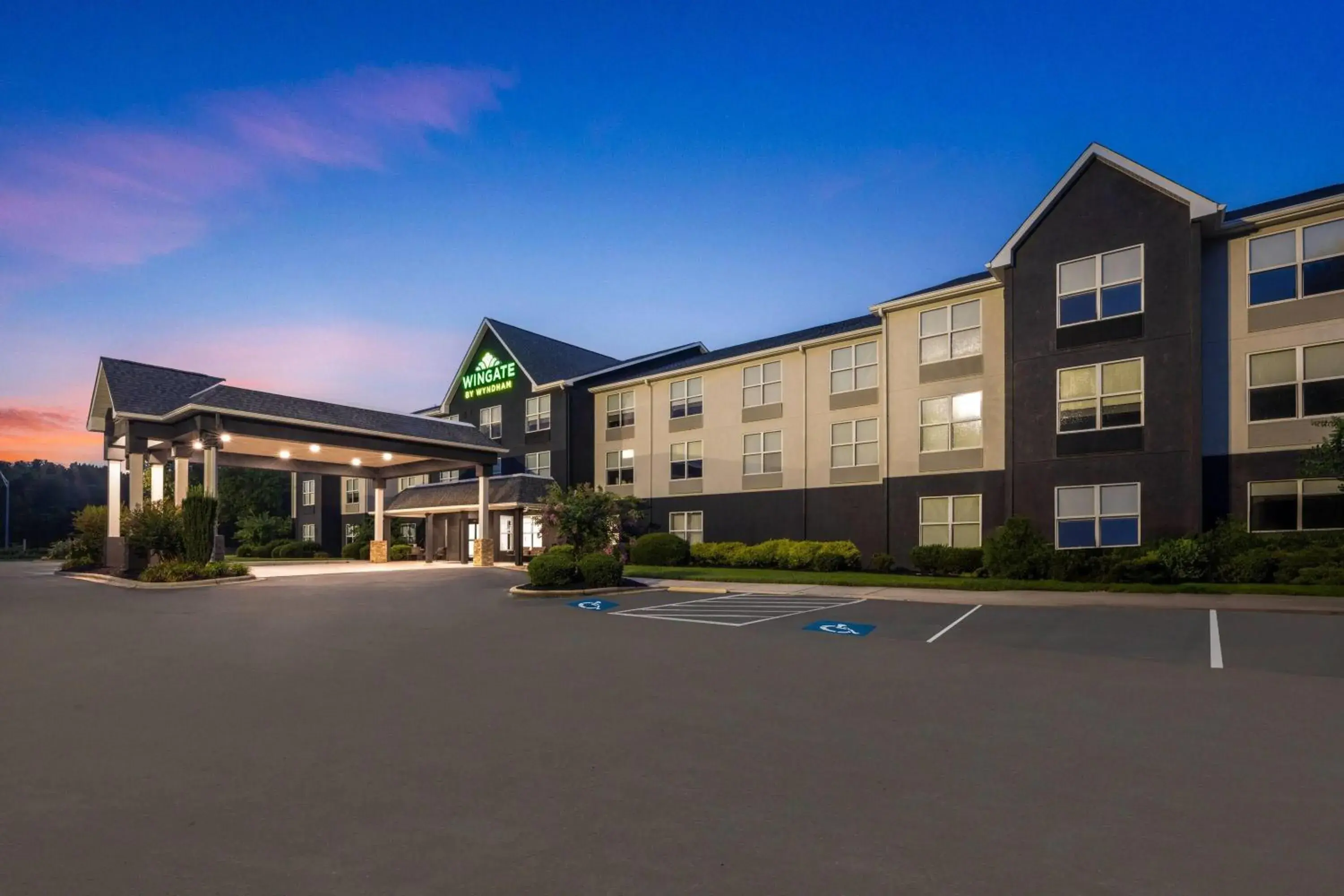 Property building in Wingate by Wyndham Matthews - Charlotte Property building in Wingate by Wyndham Matthews - Charlotte