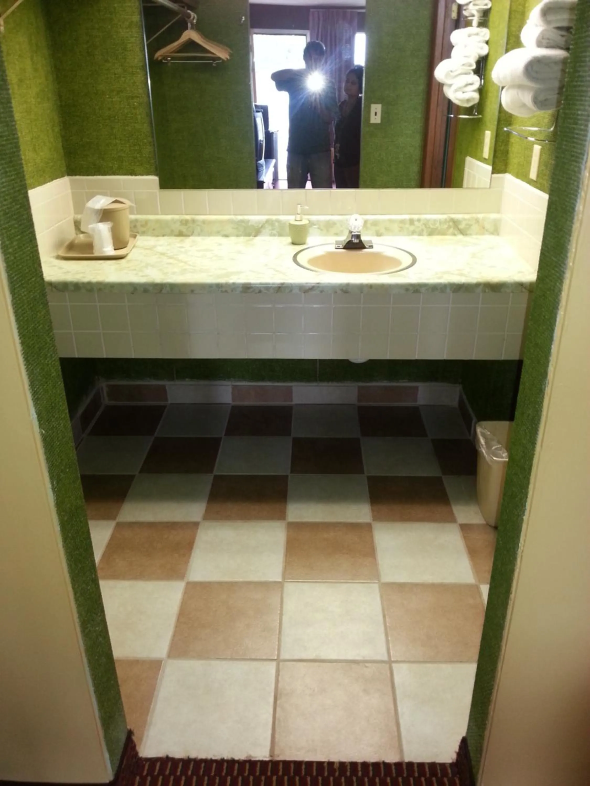 Bathroom in Gray Plaza Motel West Frankfort