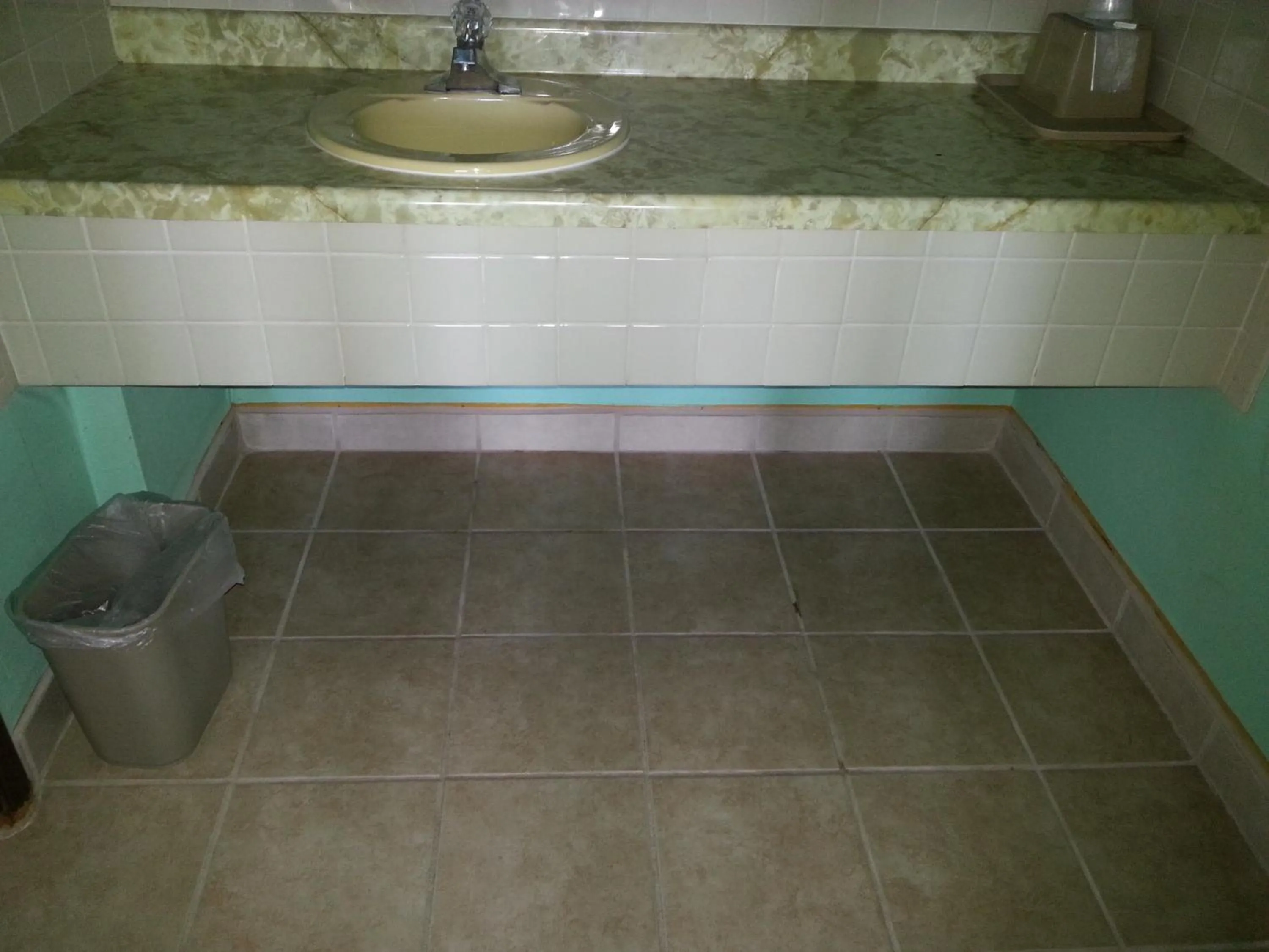 Bathroom in Gray Plaza Motel West Frankfort