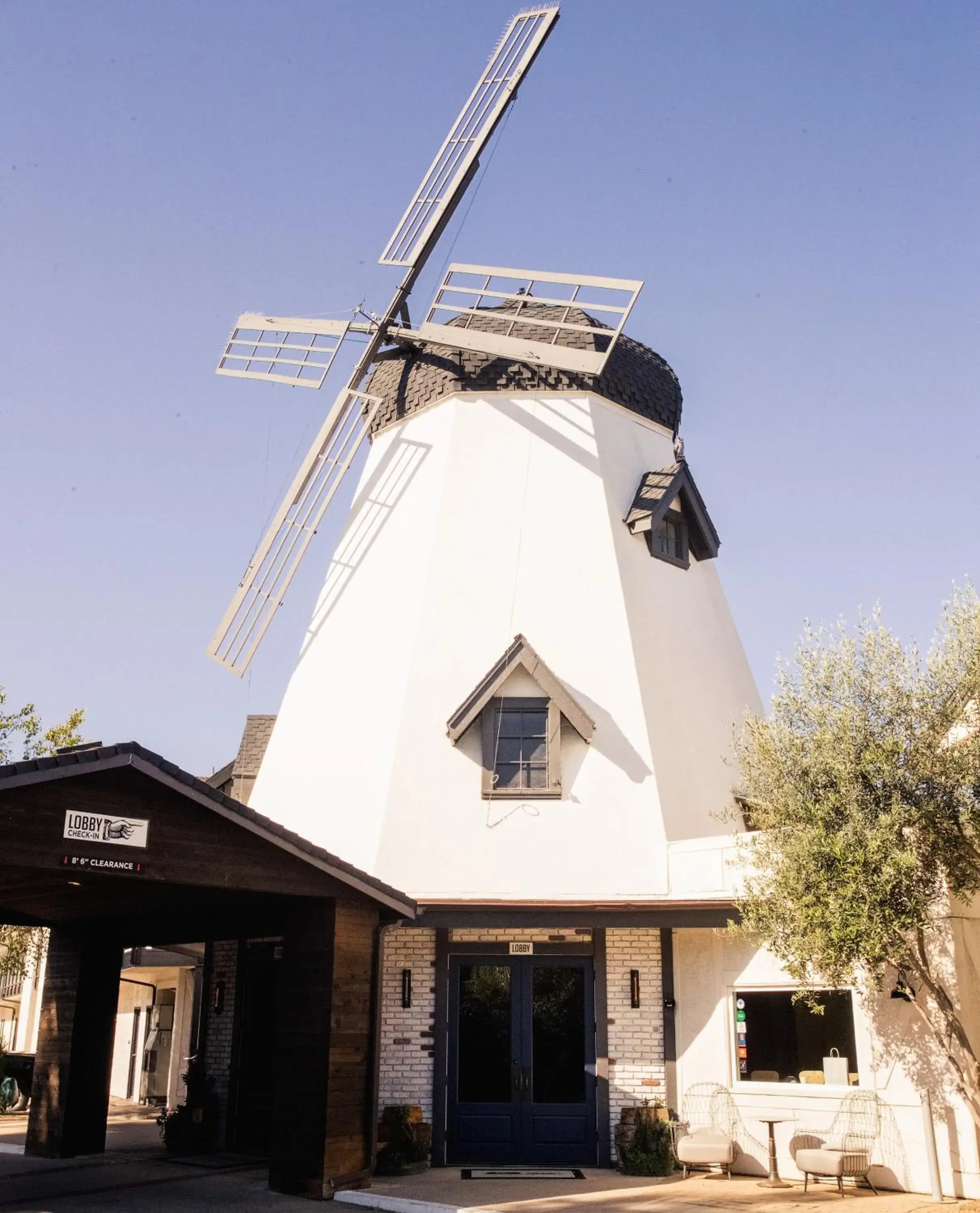 Facade/entrance in Sideways Inn Facade/entrance in Sideways Inn