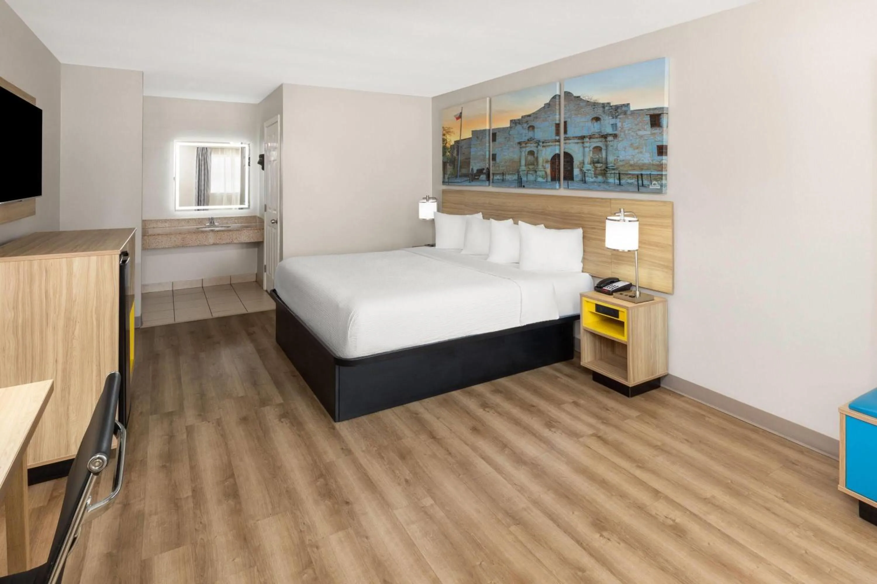 Photo of the whole room, Bed in Days Inn by Wyndham Temple