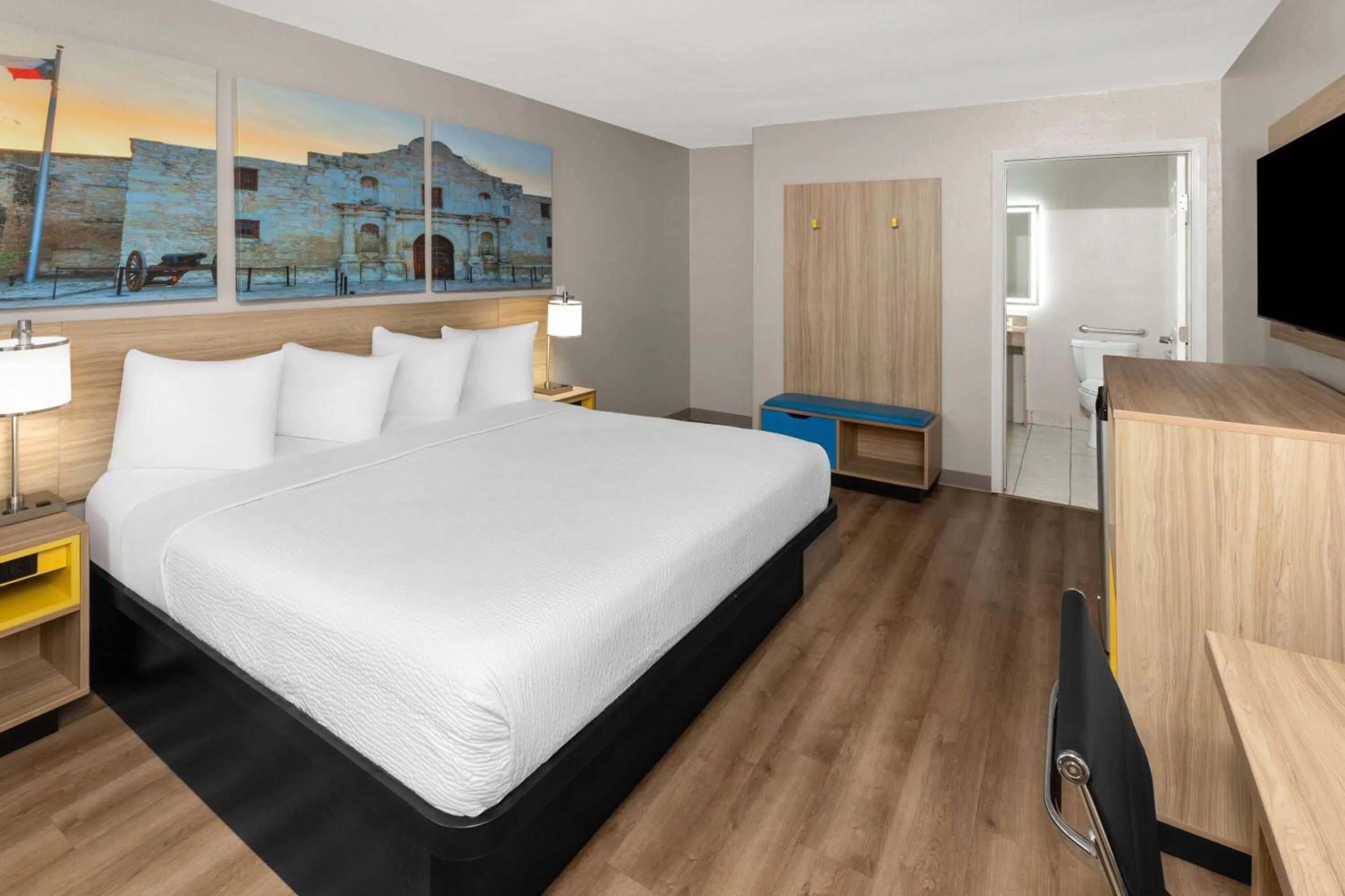 Photo of the whole room, Bed in Days Inn by Wyndham Temple