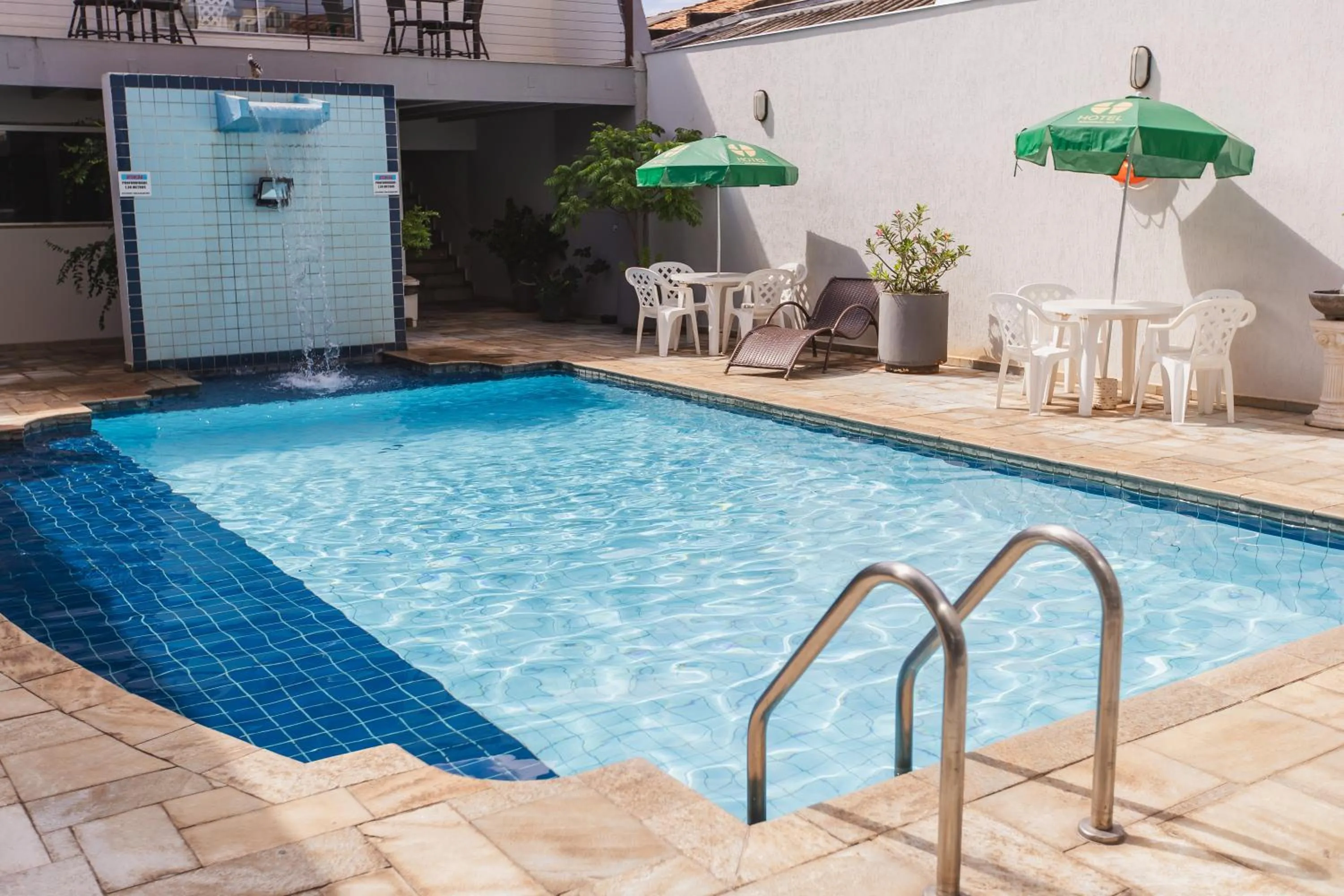 Swimming pool in Hotel Nacional Inn Araçatuba