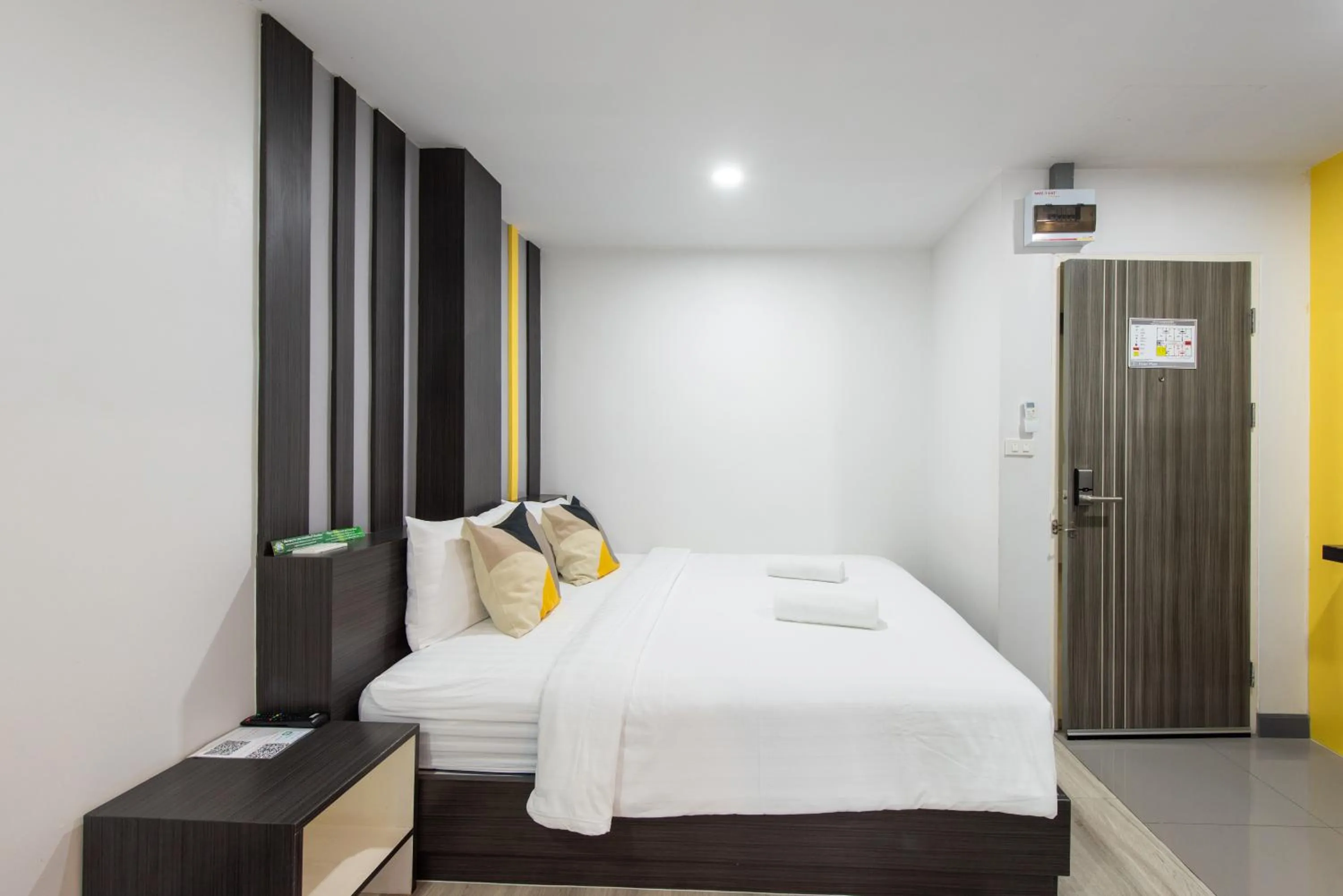 Photo of the whole room, Bed in Riski Residence Bangbuathong